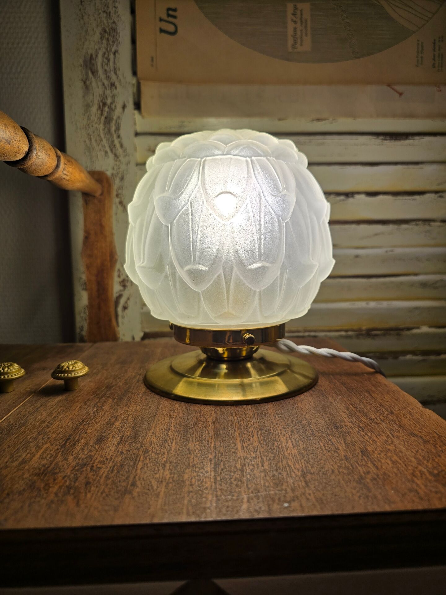 Vintage Art Deco table lamp with its artichoke globe.