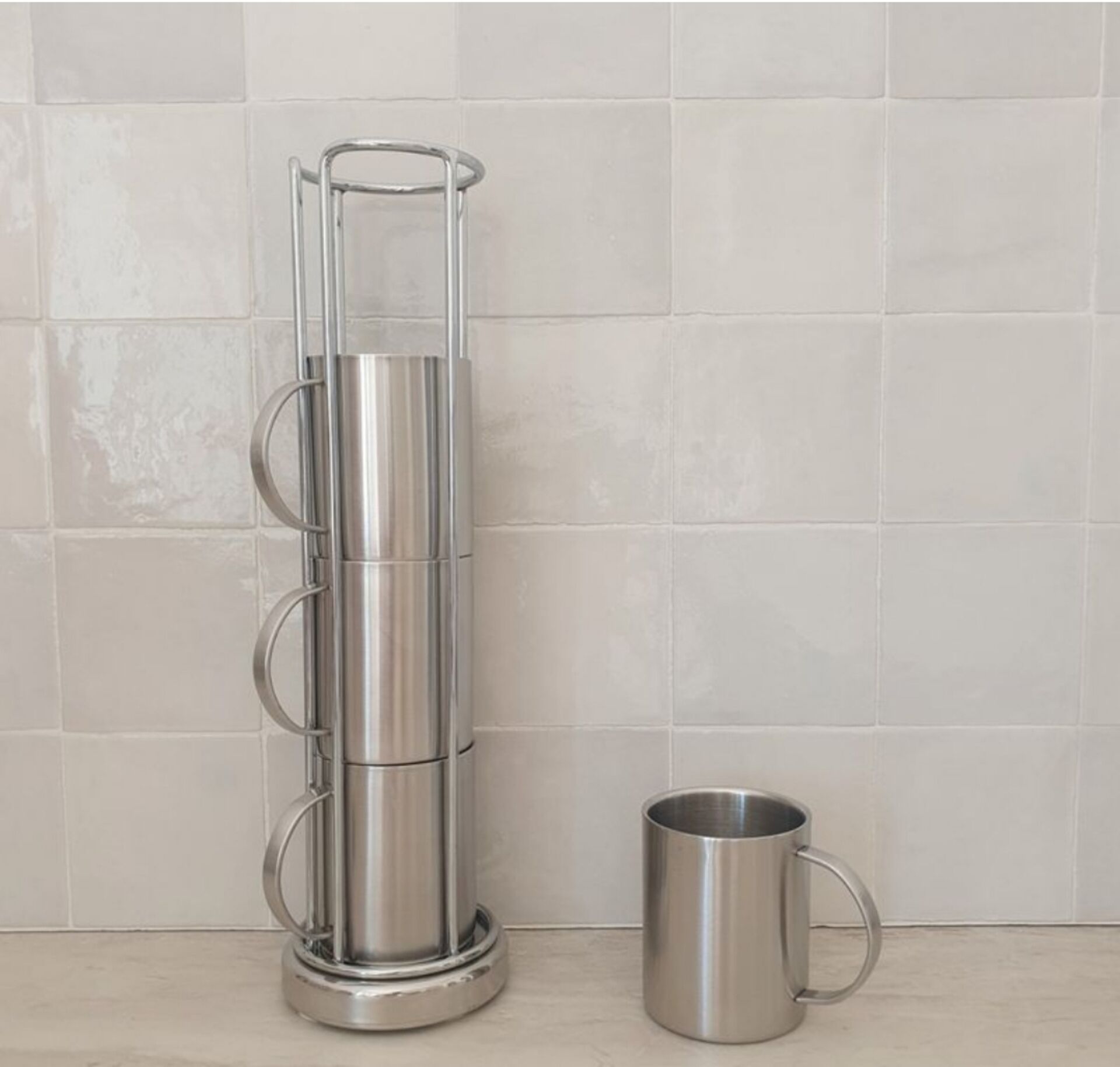 4 Grandes Tasses en inox et son support métallique