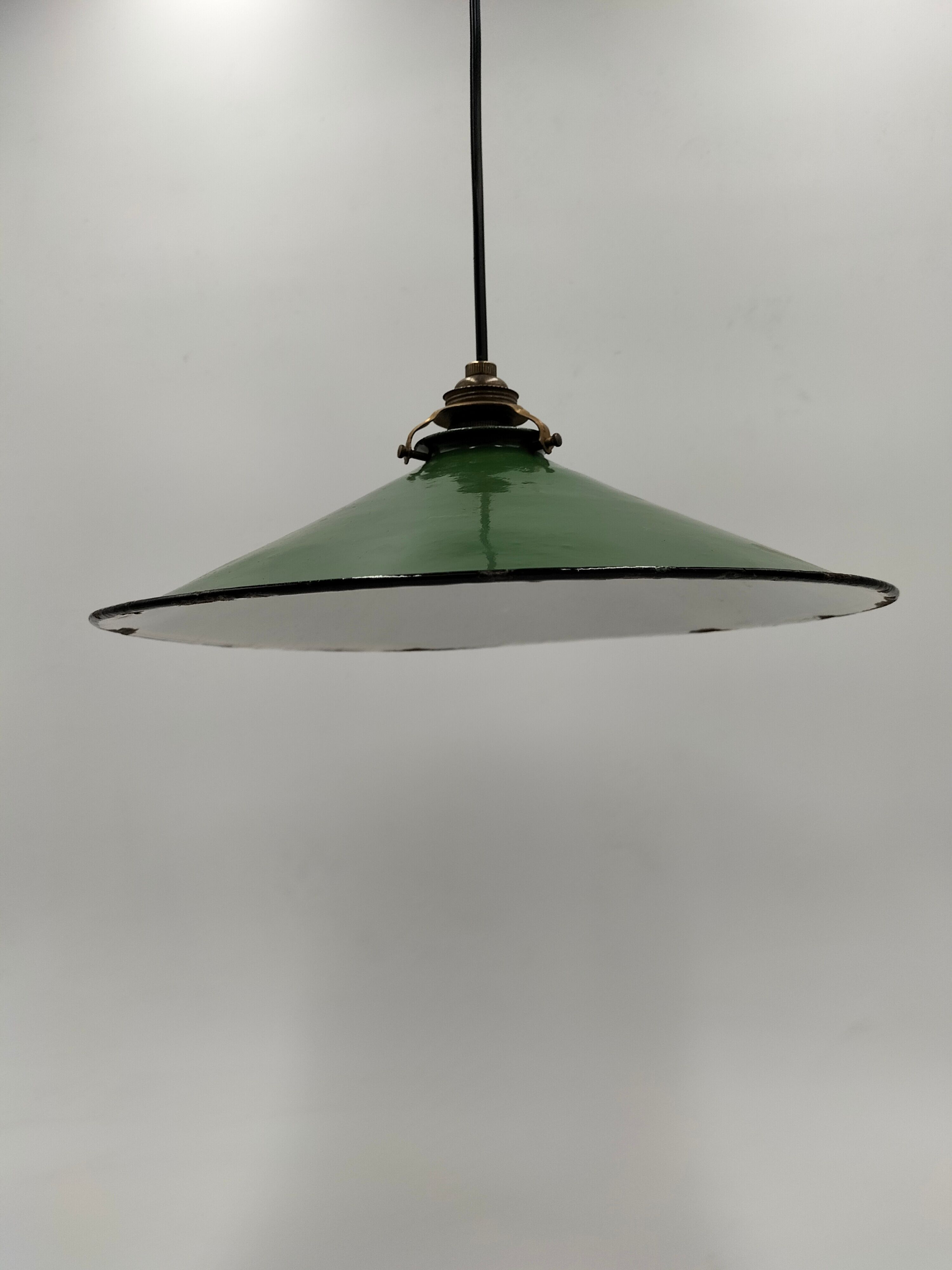 Enamelled sheet metal suspension