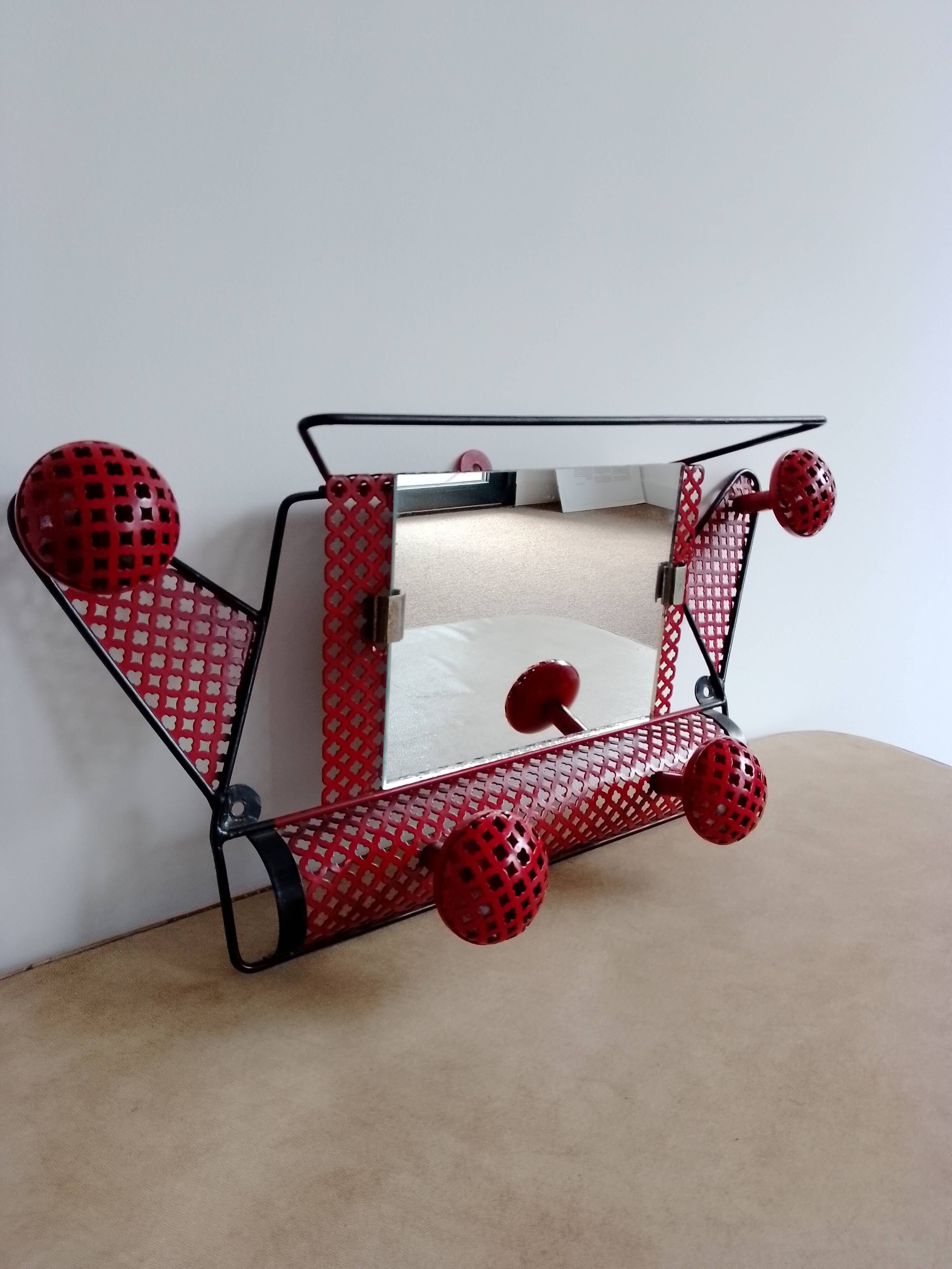 Mategot wall-mounted coat rack in ritigule
