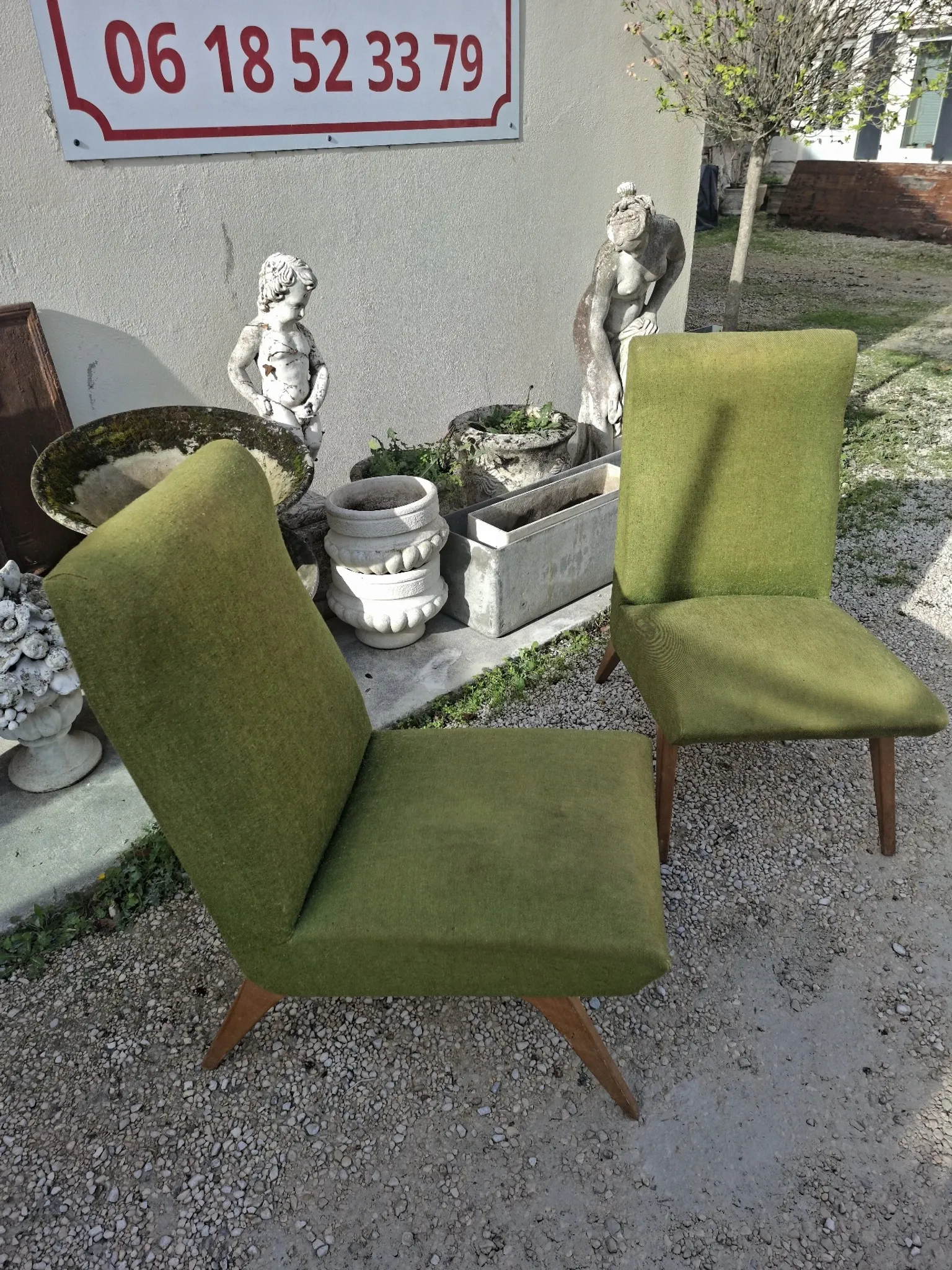 Pair of vintage armchairs with tapered legs from the 1950s.