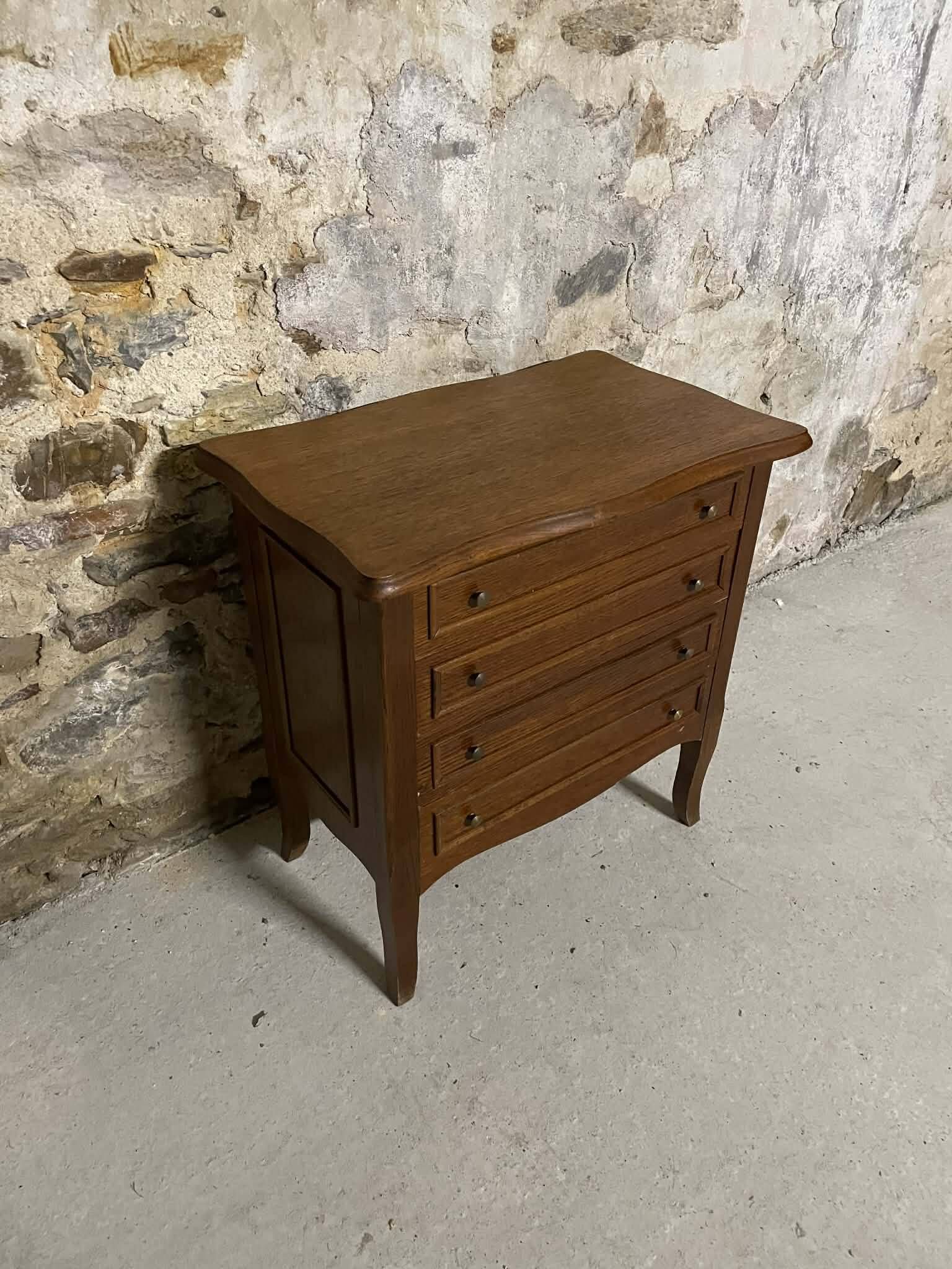 Small vintage sewing chest in oak veneer.