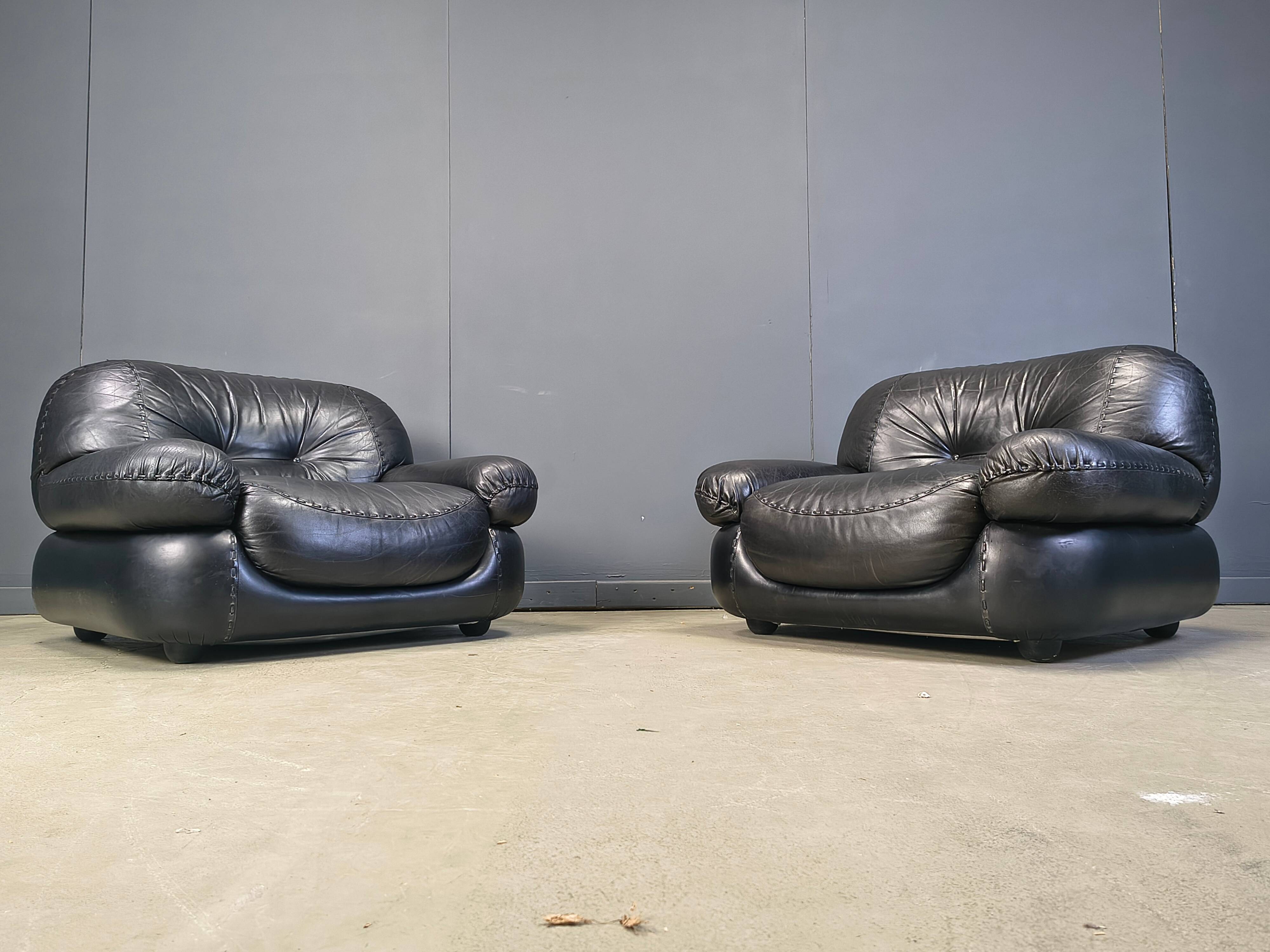 Set of black leather lounge chairs by Sapporo for Mobil Girgi, 1970s