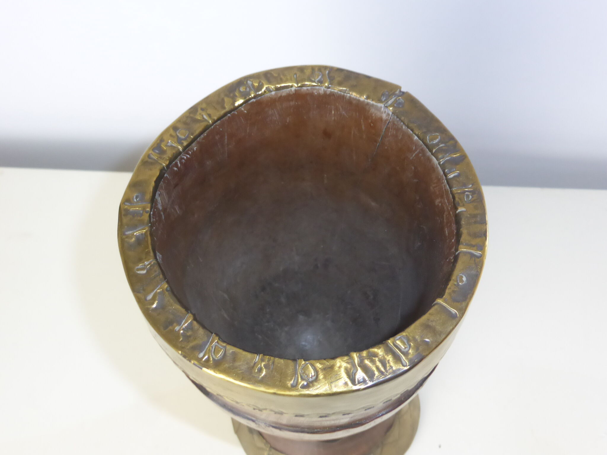 Mortier en bois sculpté orné de cerclages de laiton gravé de motifs stylisés-Bénin déb.20è