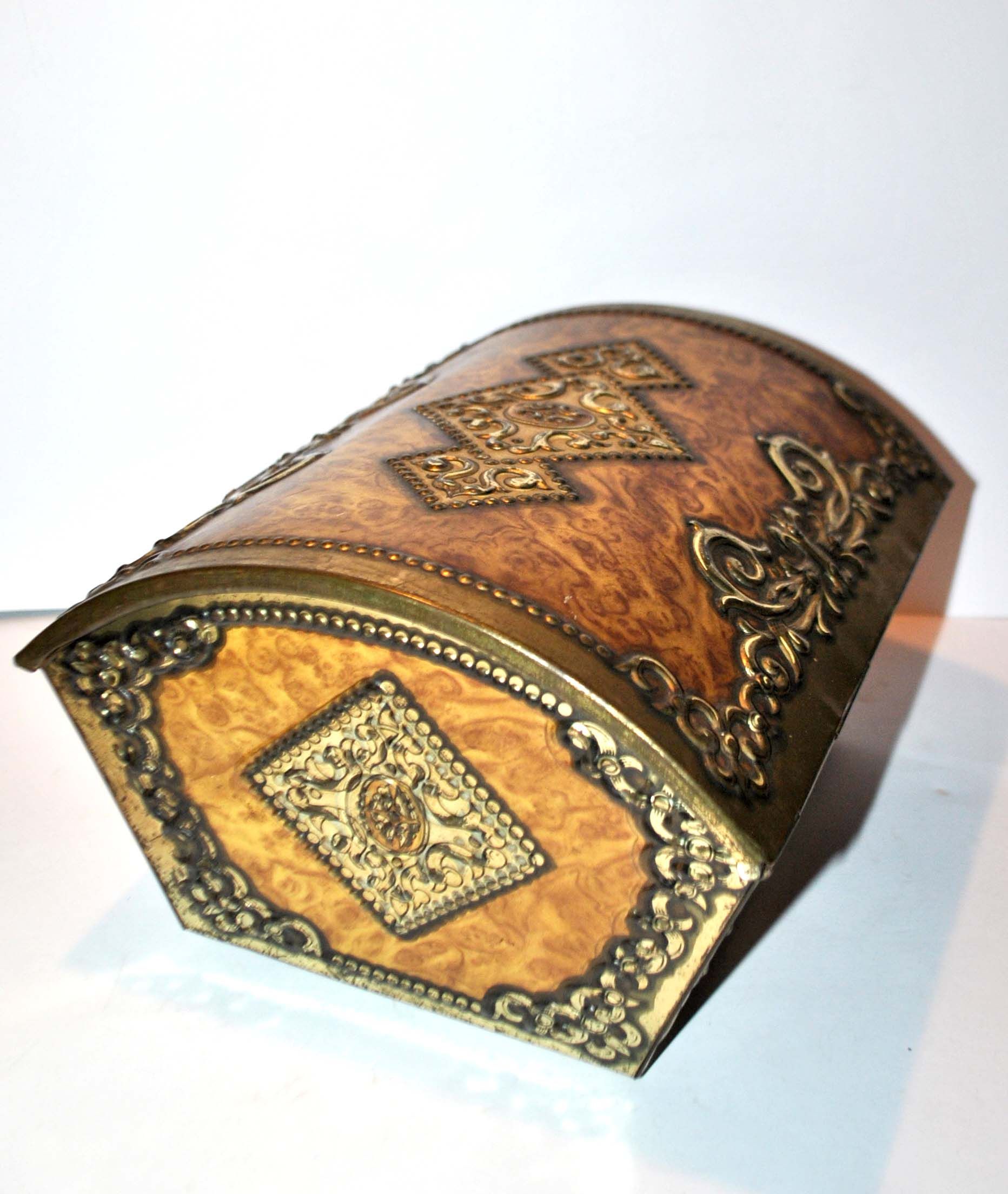 Antique biscuit box in golden sheet - Victoria metal box