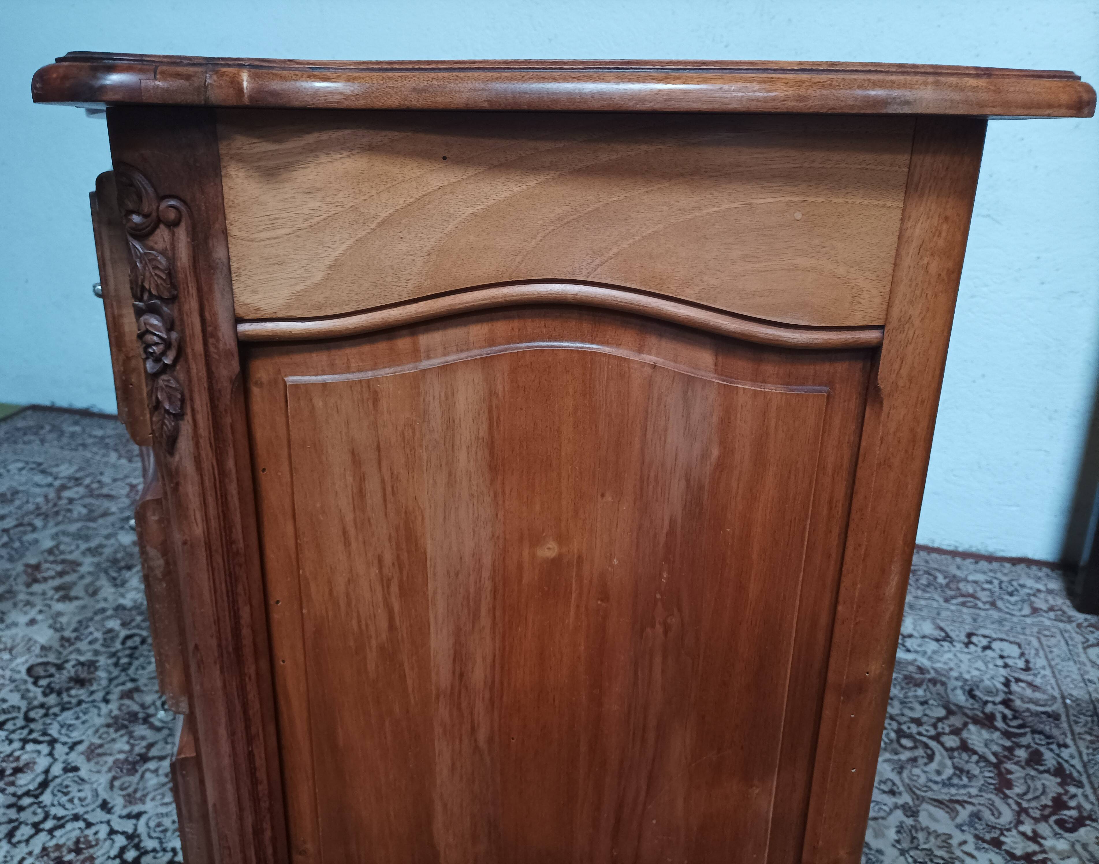 Commode Rocaille en noyer sculpté XXème