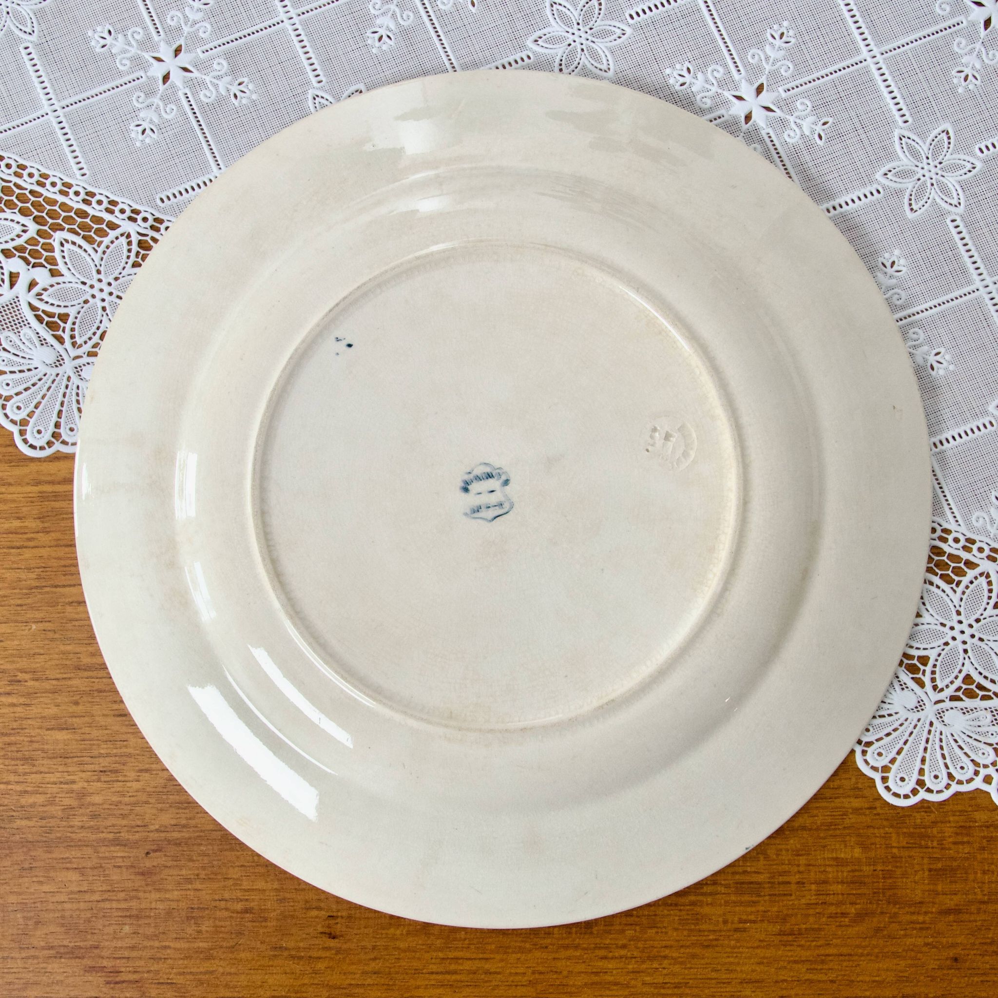 Plat rond XIXe Longwy terre de fer "Russe"