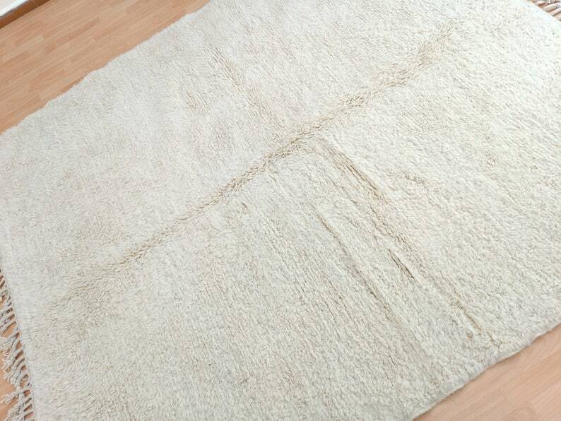 Handwoven white wool rug, traditional style, size 150 x 250 cm