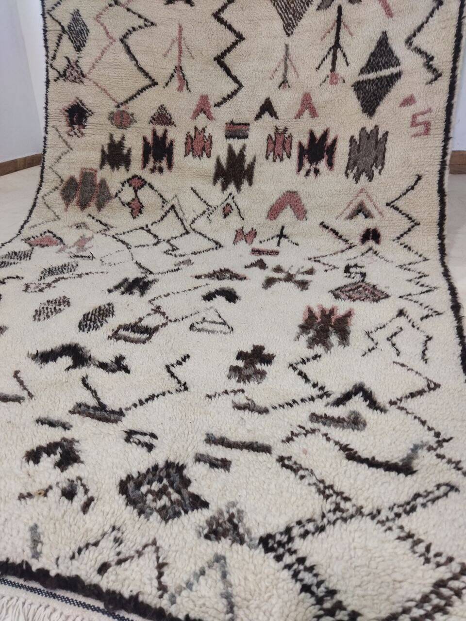 Vintage Berber rug 306 X 135 CM