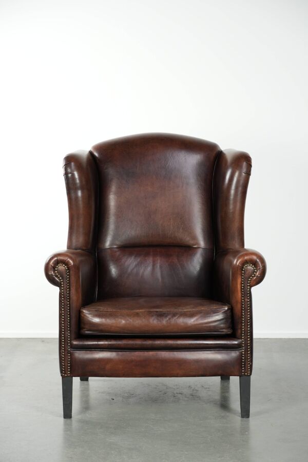 Fauteuil à oreilles en peau de mouton avec de belles couleurs profondes et chaudes.