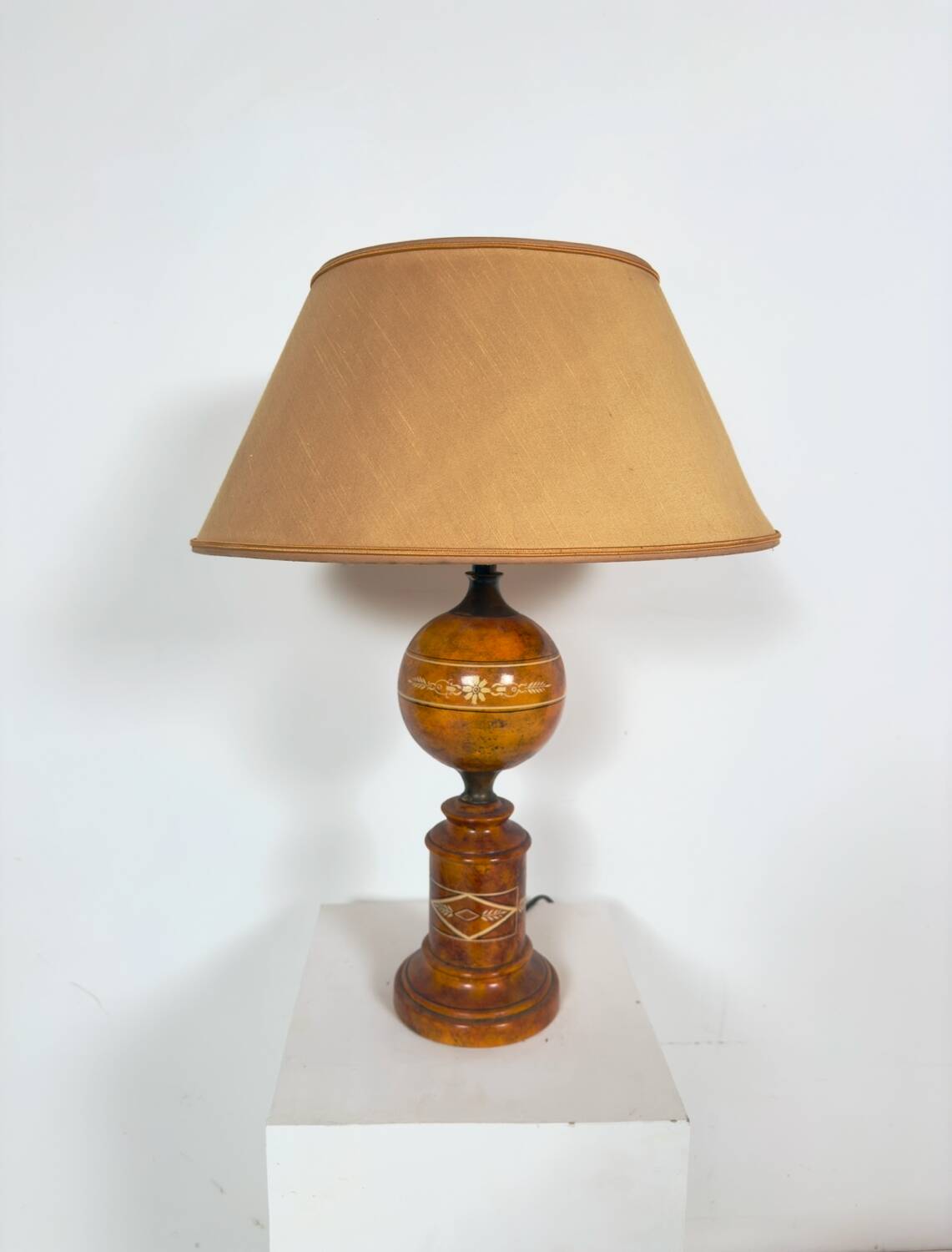 Neoclassical lamp with antique decorations