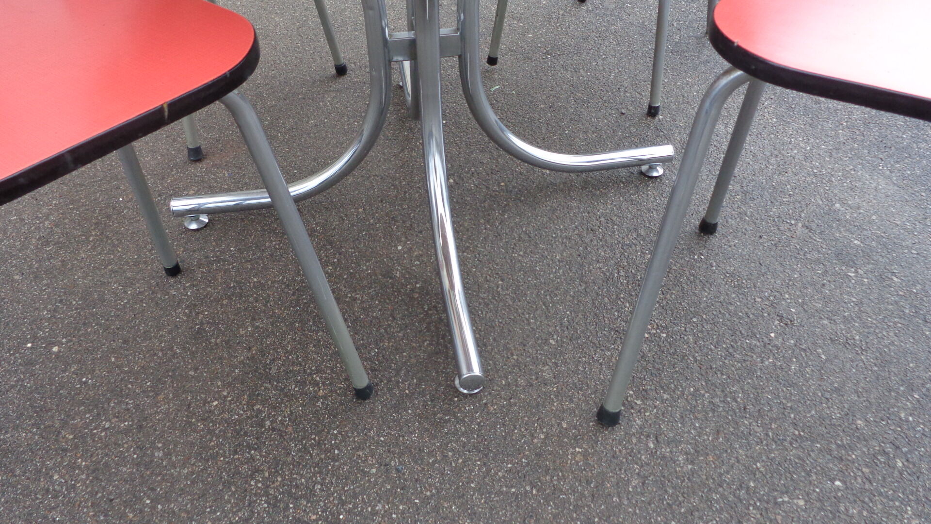 Kitchen table & its 4 chairs