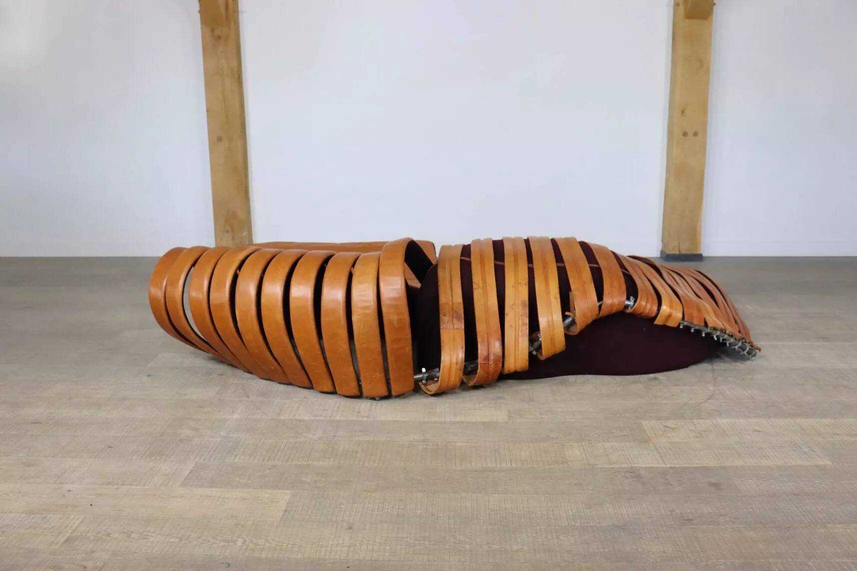 Vintage sculptural cognac leather lounge canapé, France 1980.