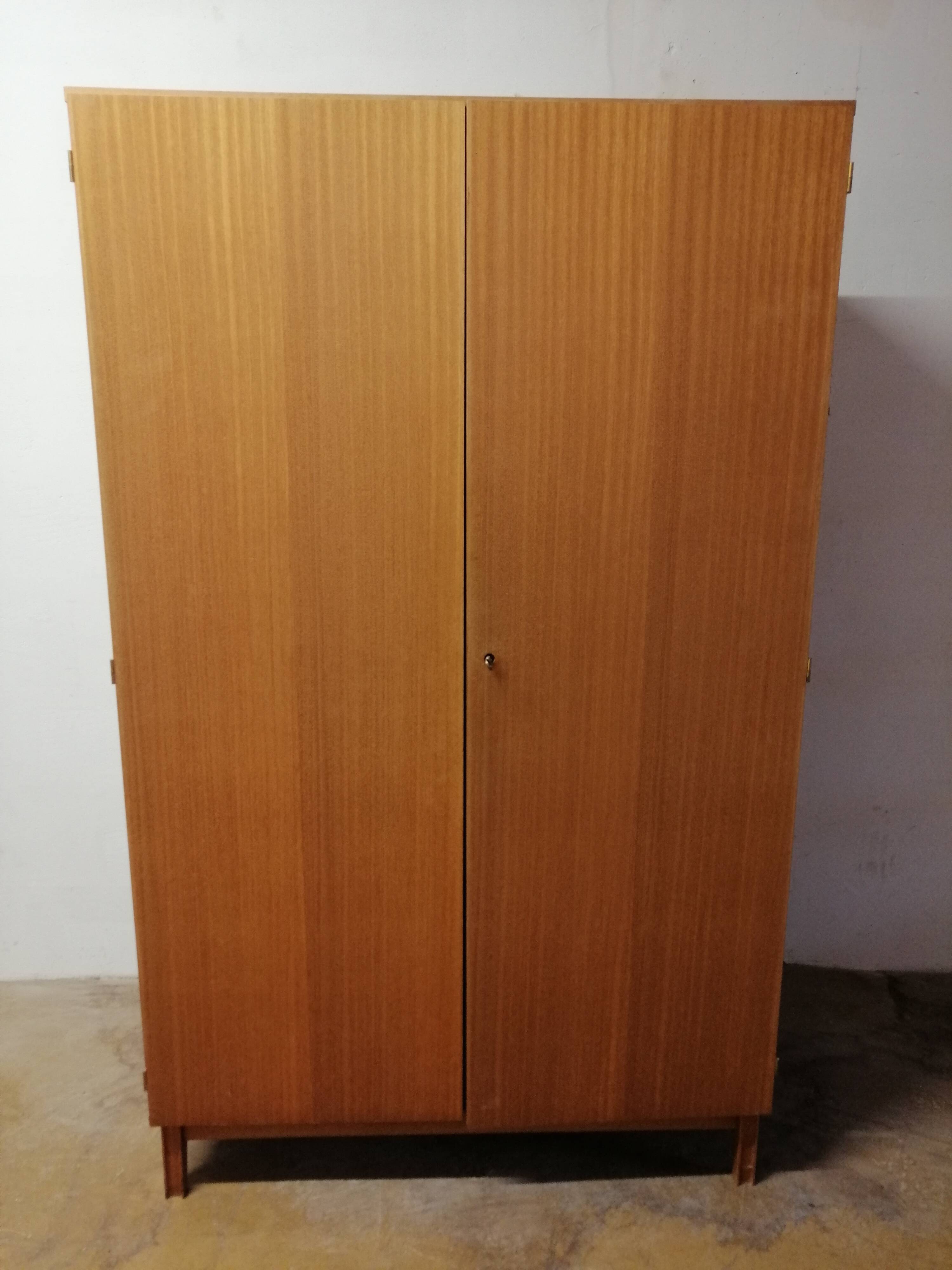 Armoire vintage pieds compas