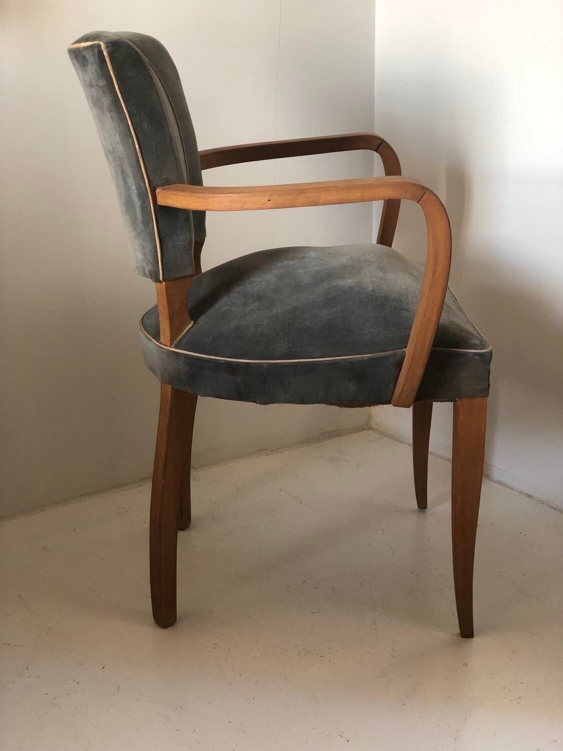 Armchair bridge mustache in blue gray velvet