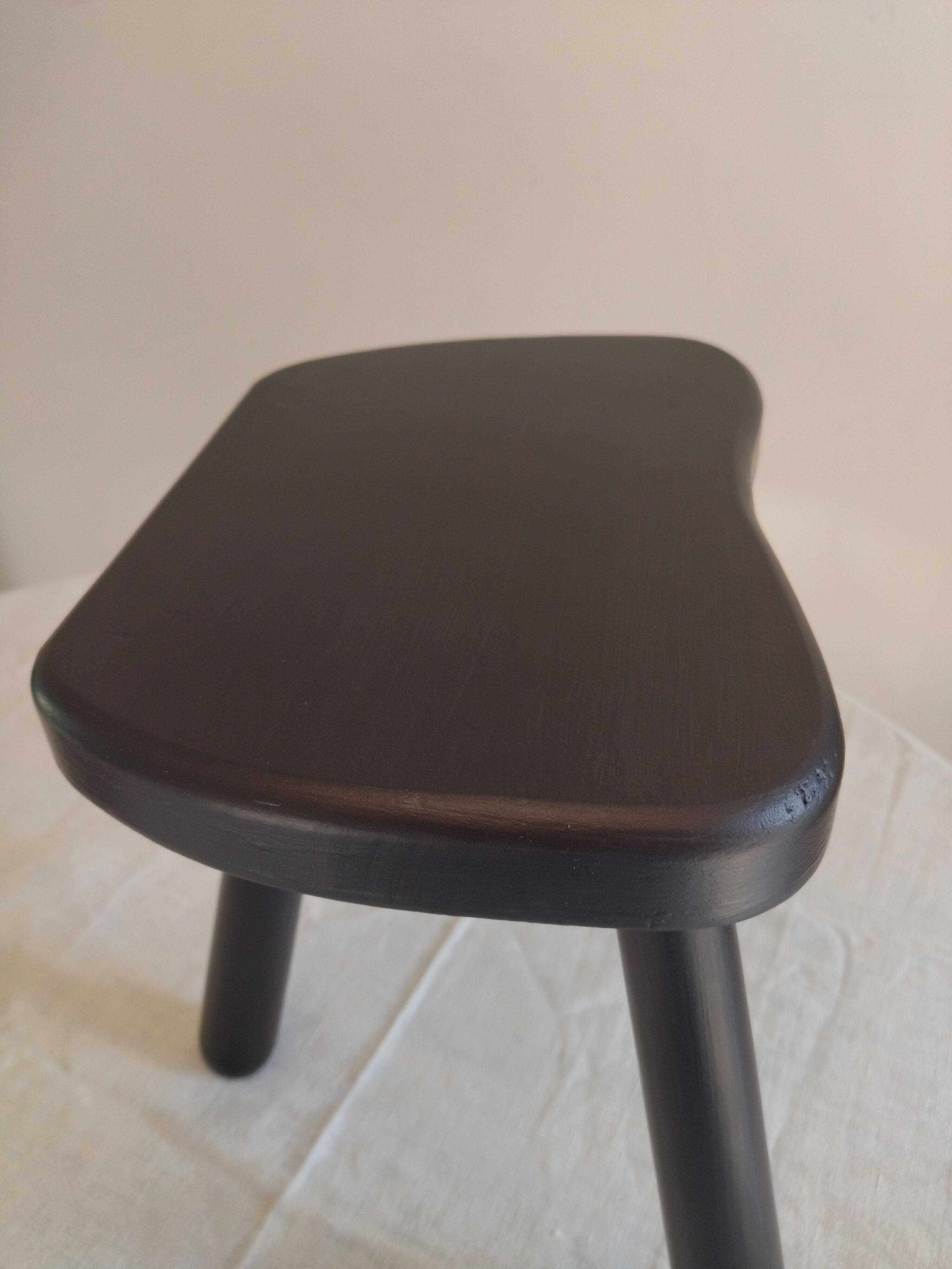 Tabouret tripode bois noir