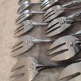 12 silver-plated oyster forks with rocaille ribbon decoration, 13.7 cm