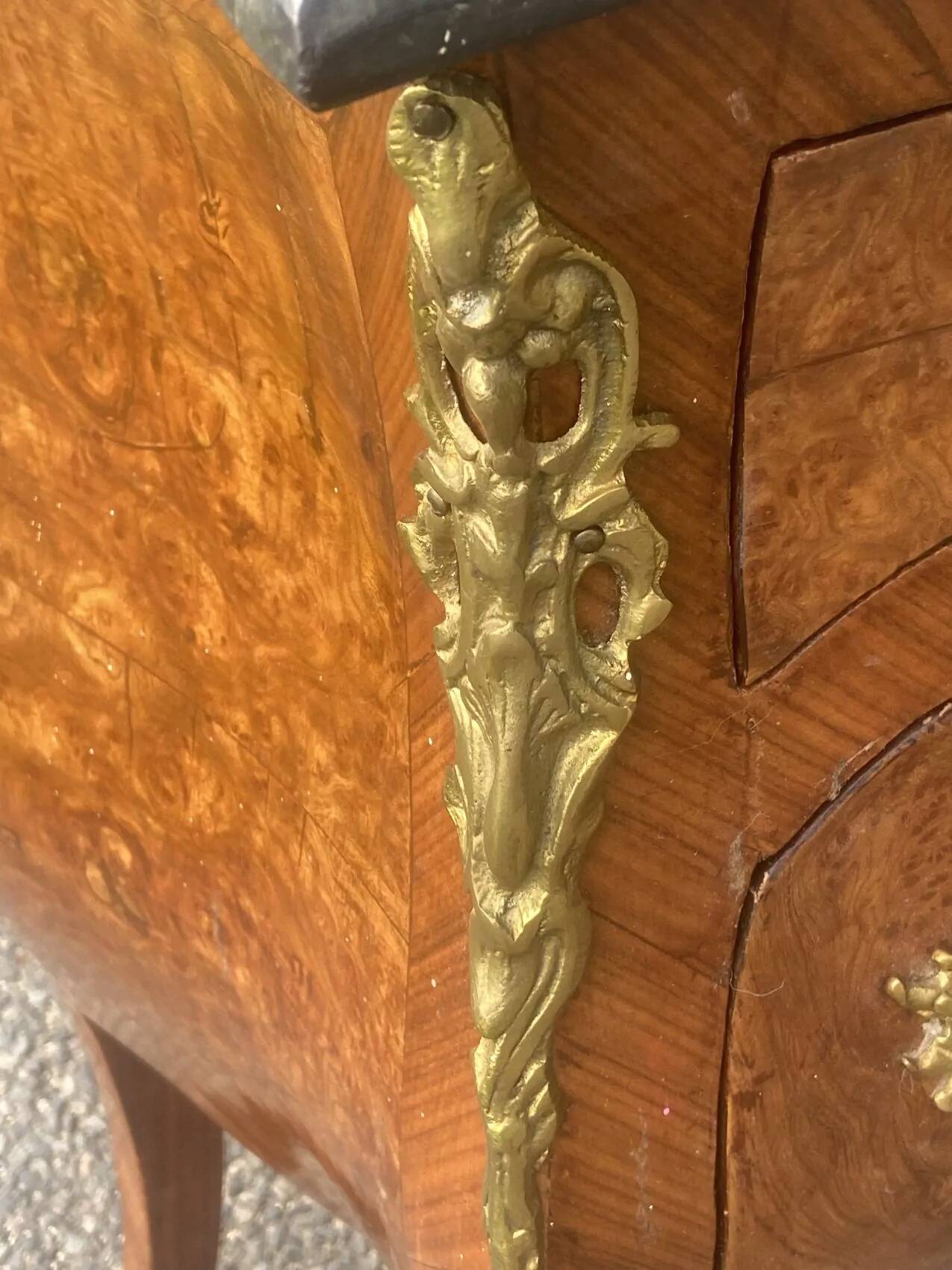Commode galbée de style Louis XV