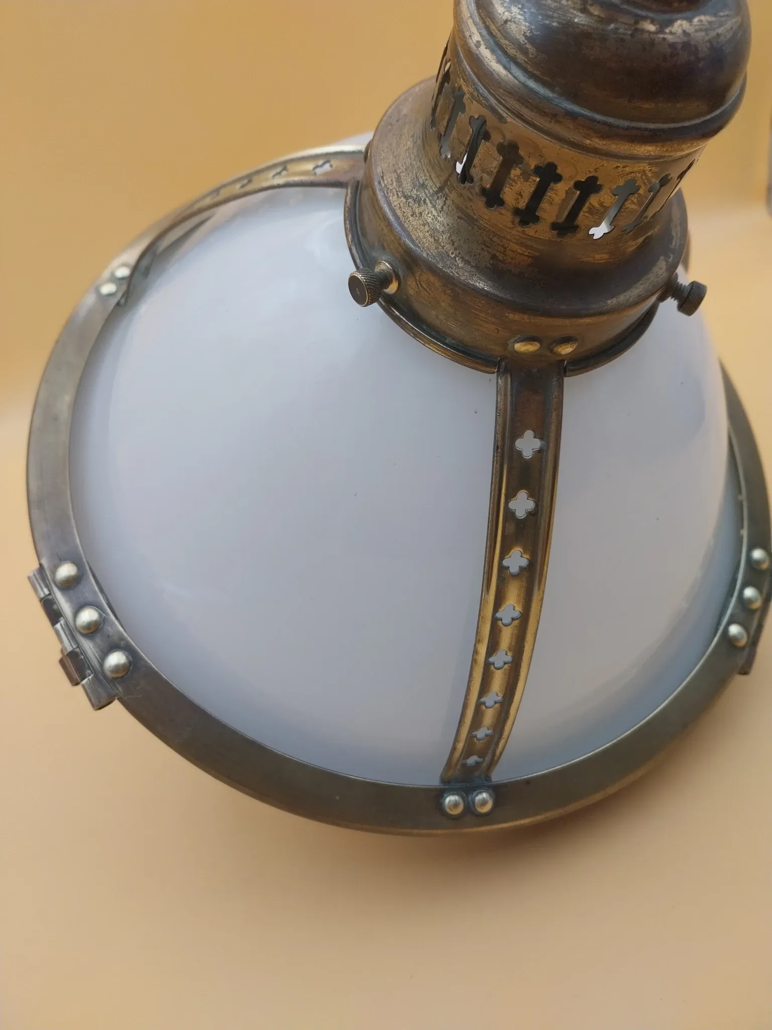 Suspension laiton et opaline