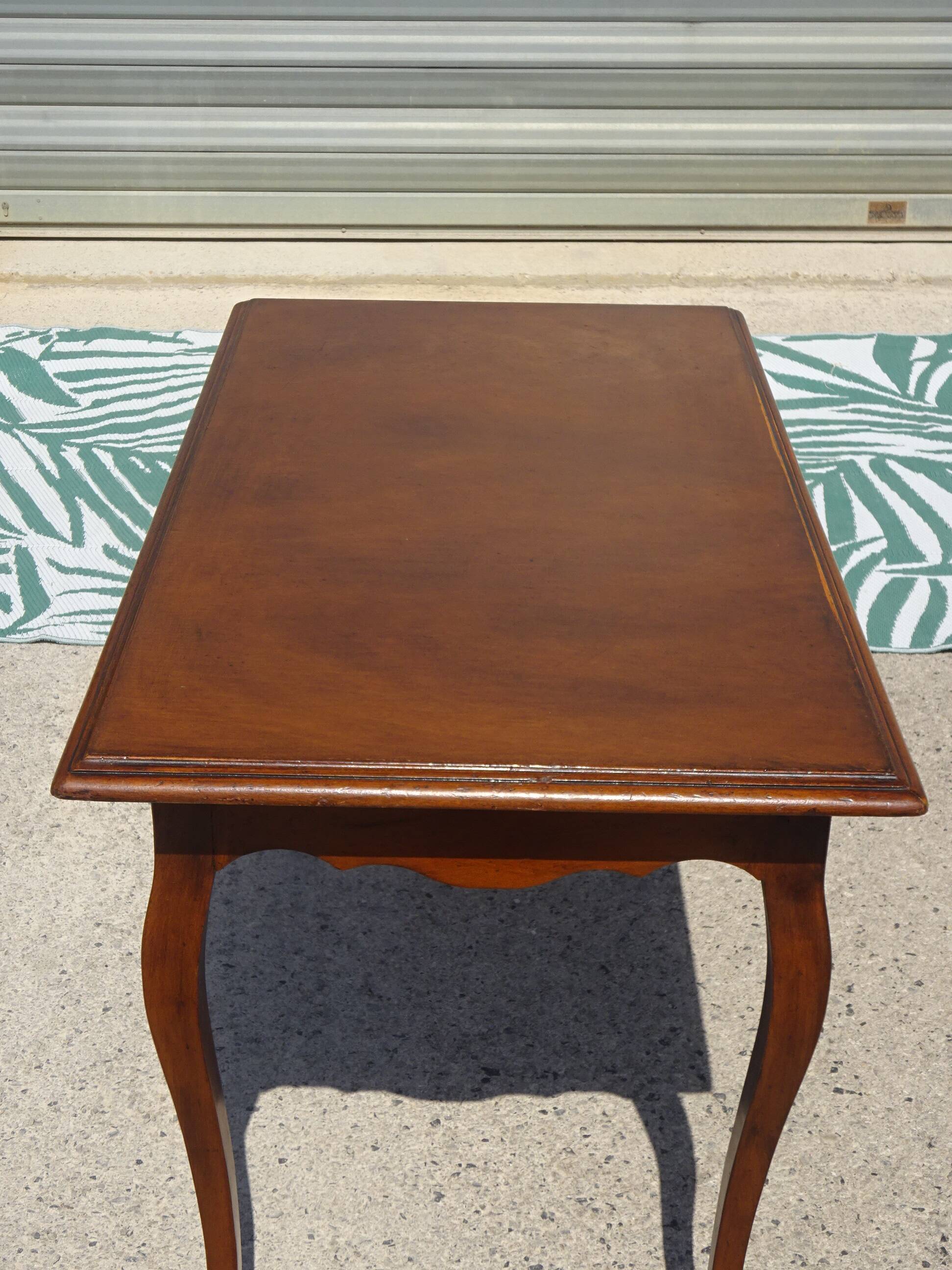 Petit bureau en bois de style Louis XV