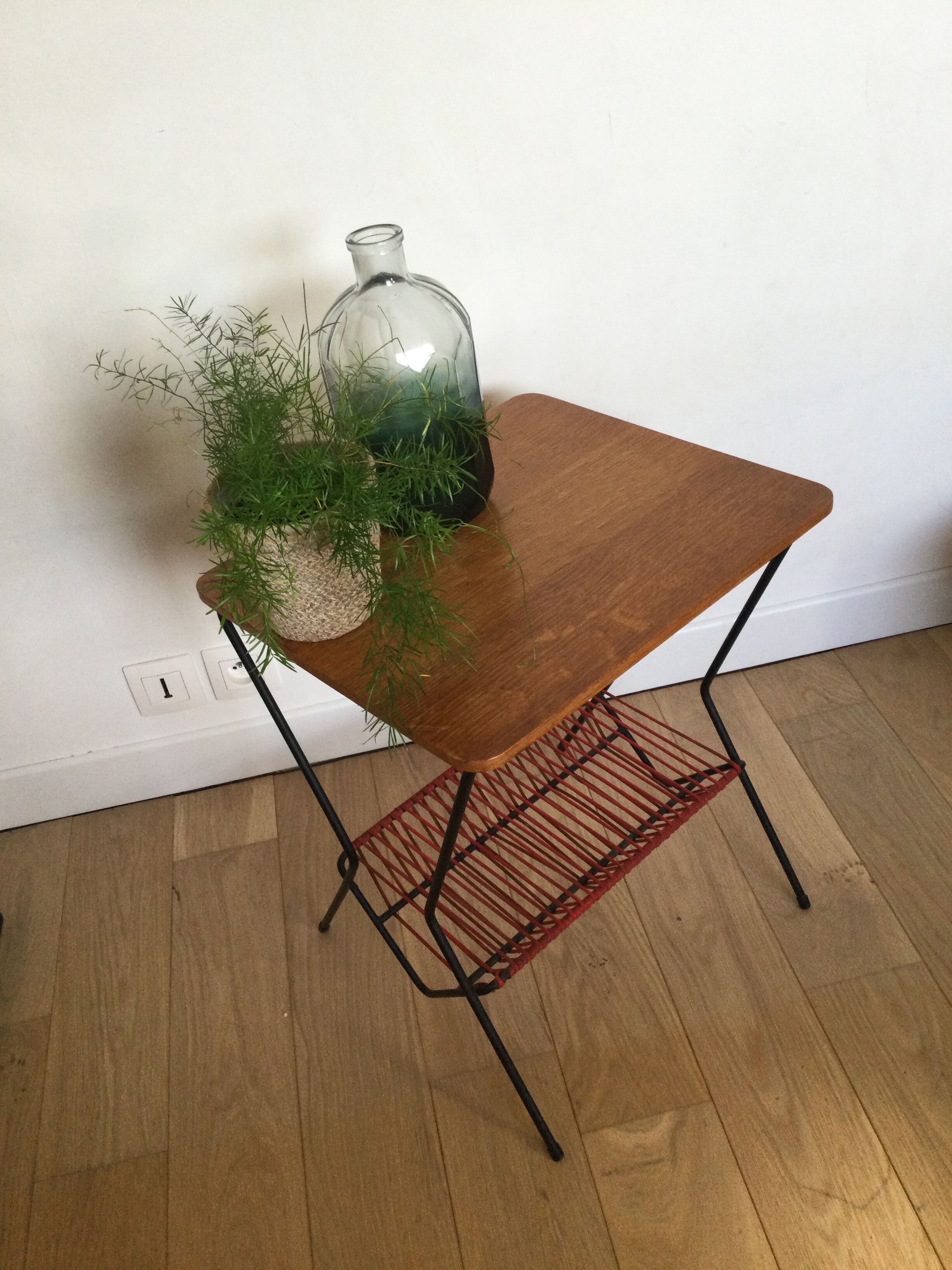 Table bois années 50 avec range vinyles et revues scoubidou