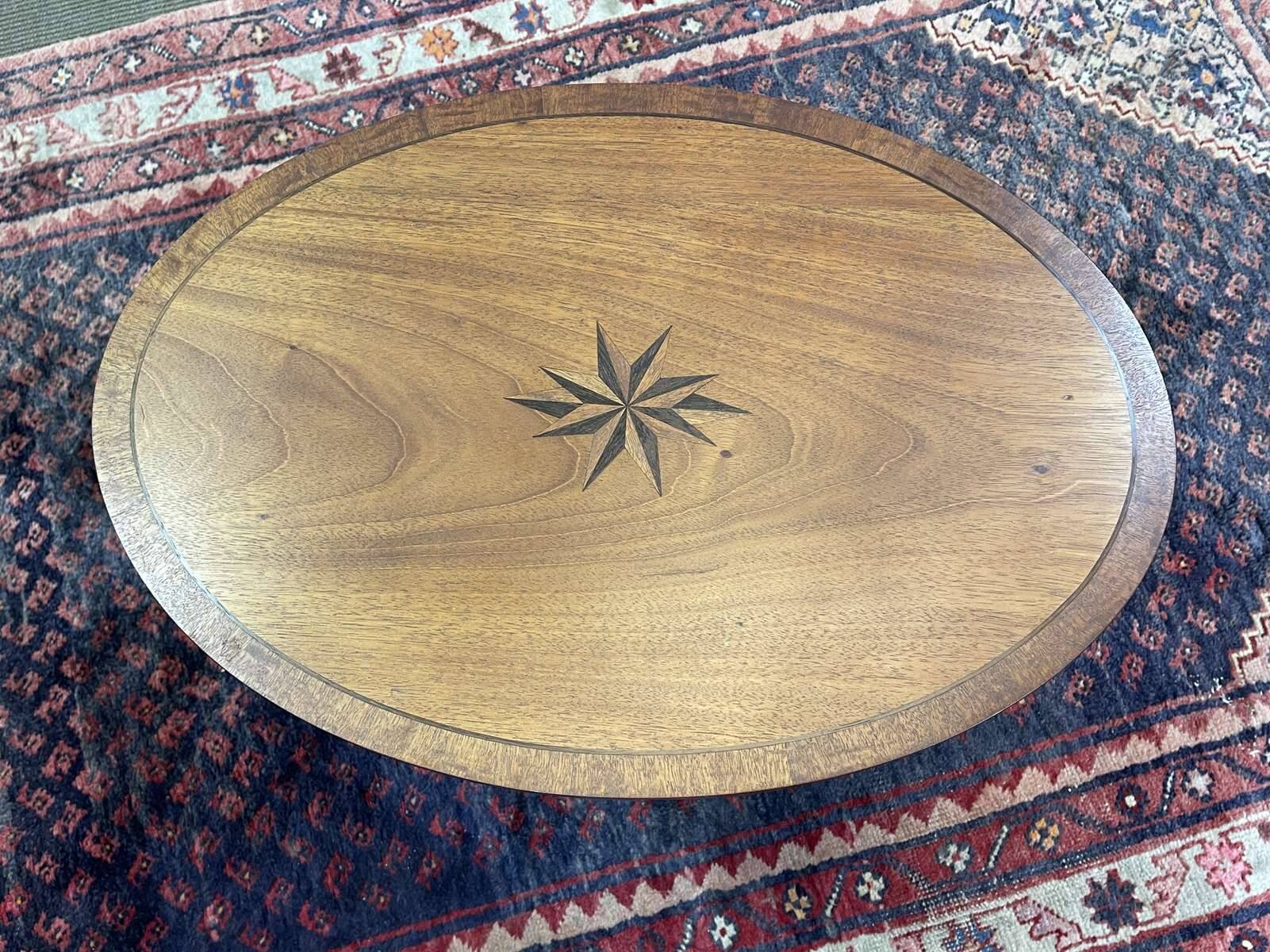 Oval English side table from the 1950s in mahogany