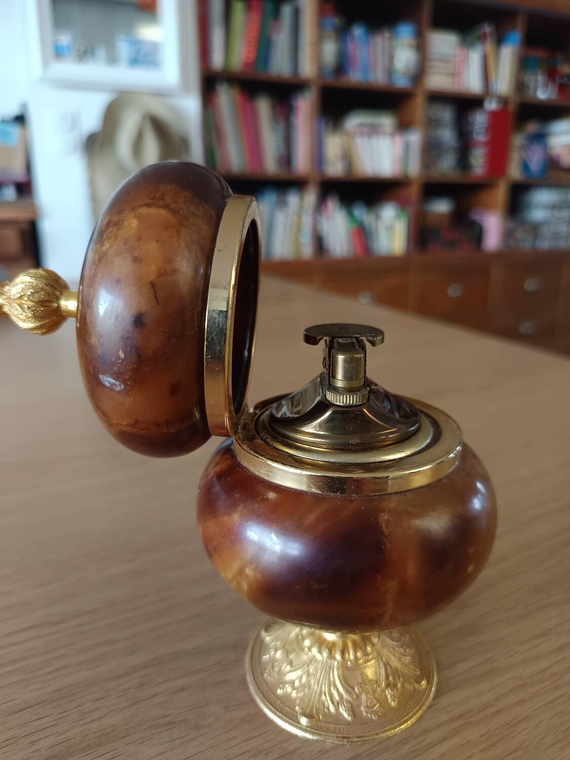 Tabletop lighter in alabaster