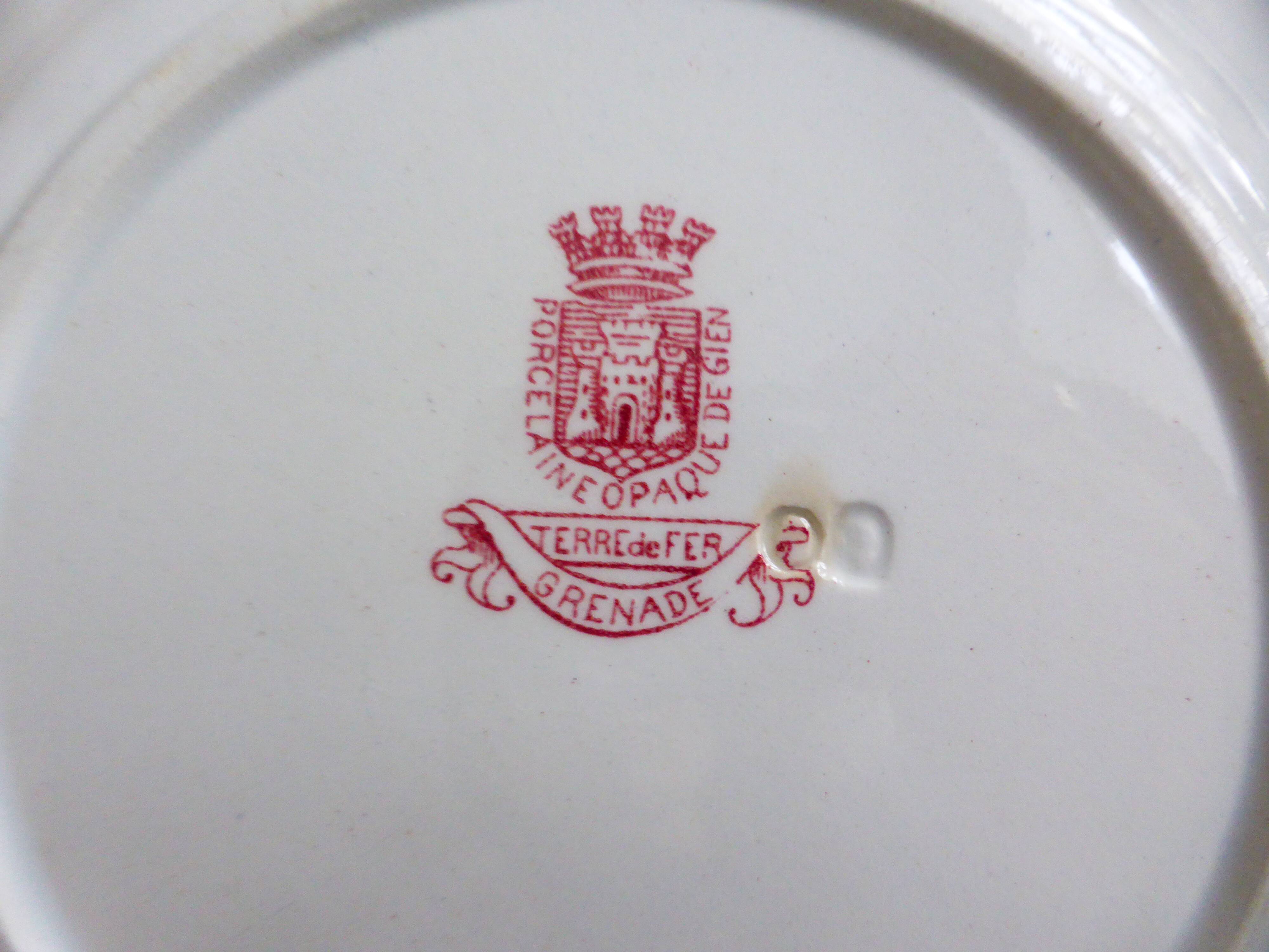 1 hollow iron earthenware plate from Gien, Grenade model 221270