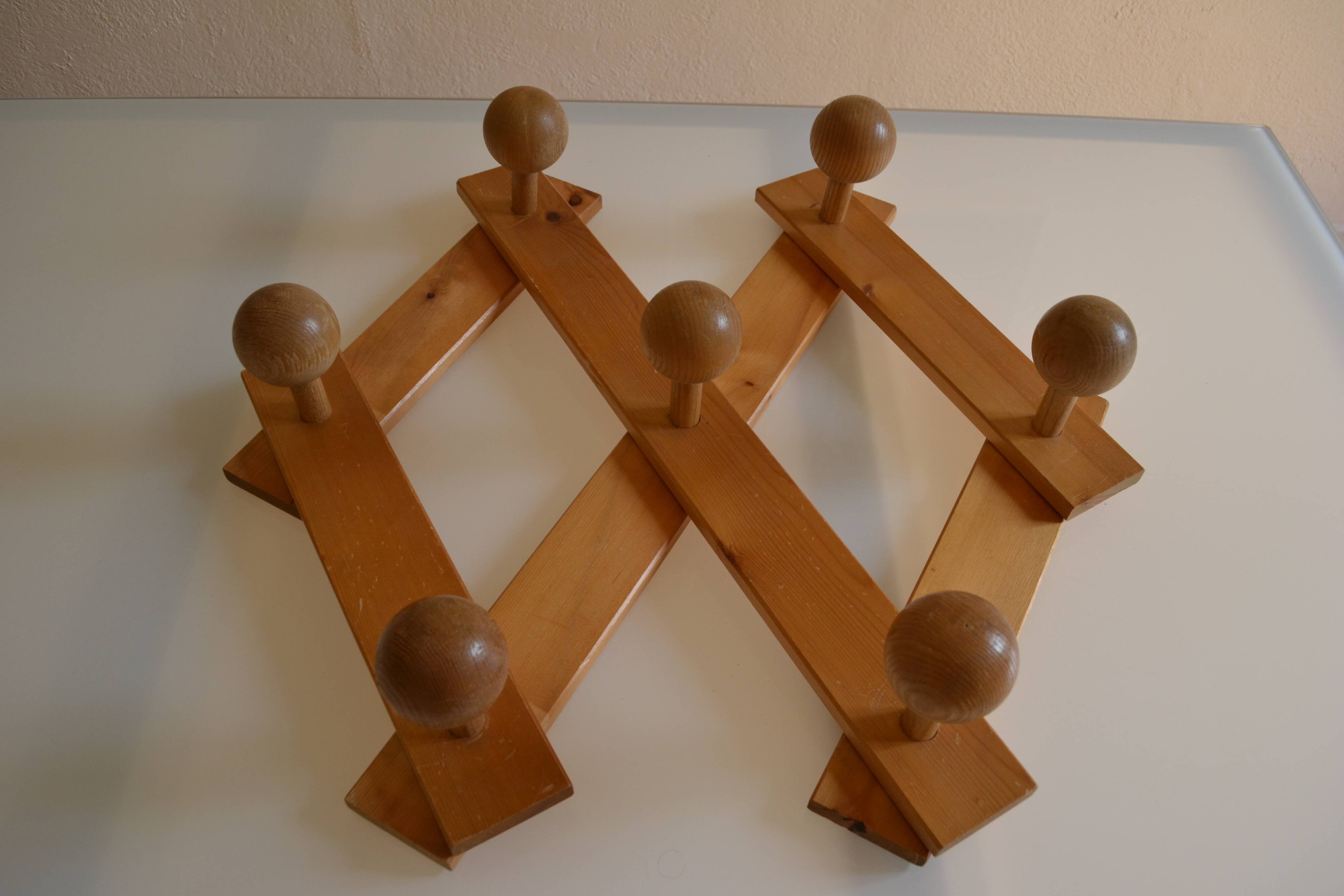 Brutalist wooden accordion wall coat rack with 7 hooks