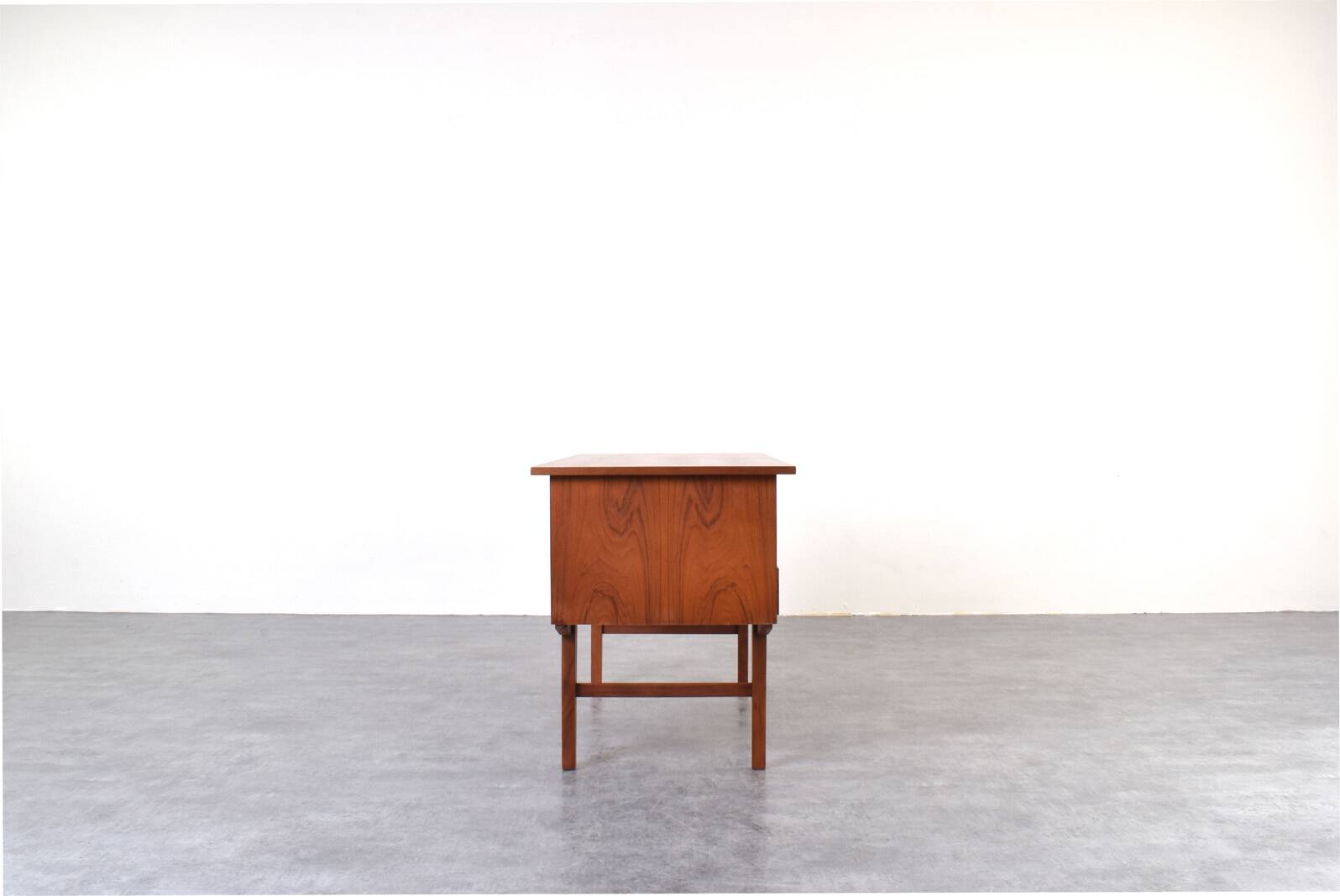Bureau exécutif en teck danois des années 1960.
