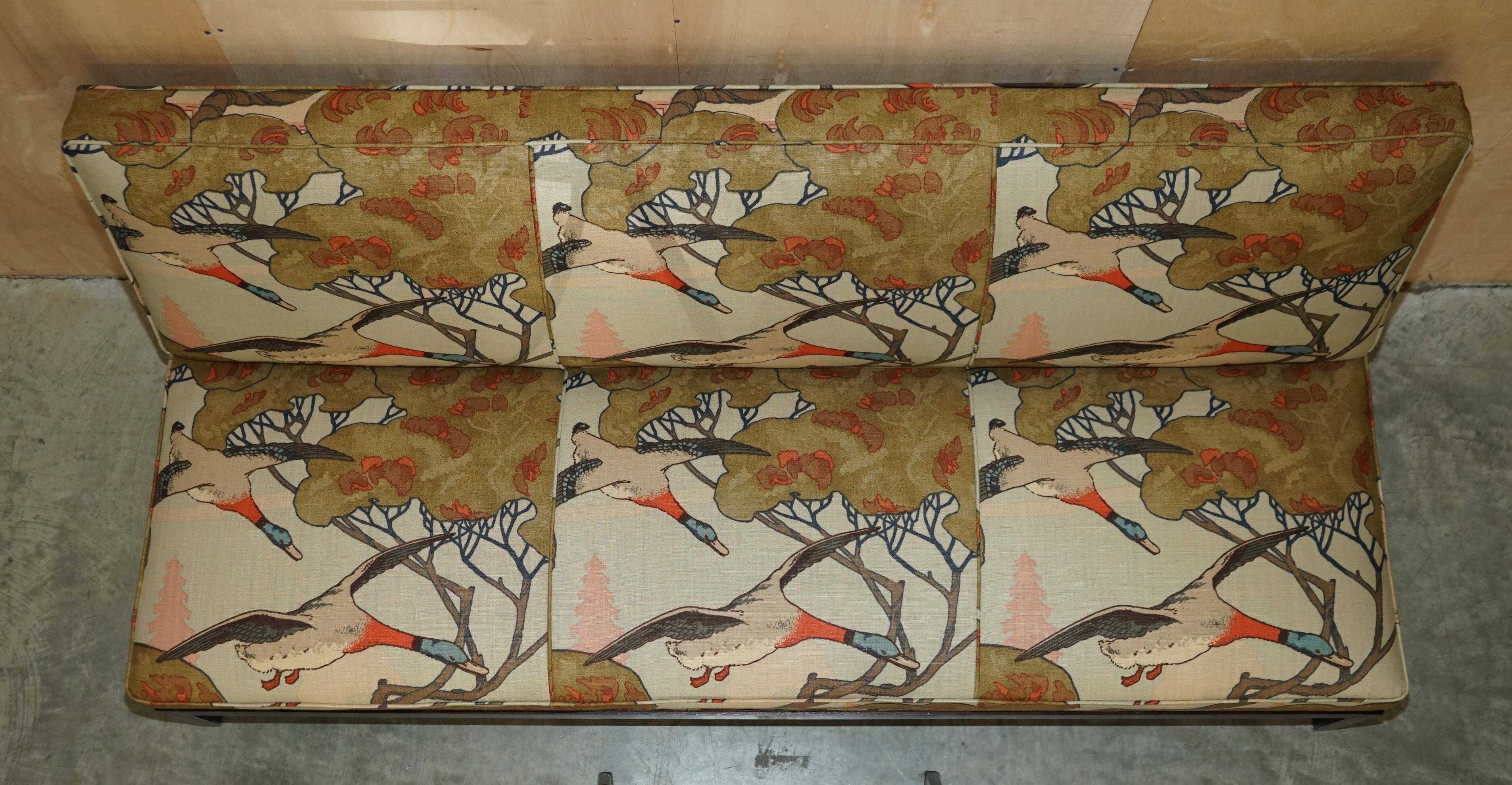 Three-seater canapé George Smith Norris restored in Mulberry linen.