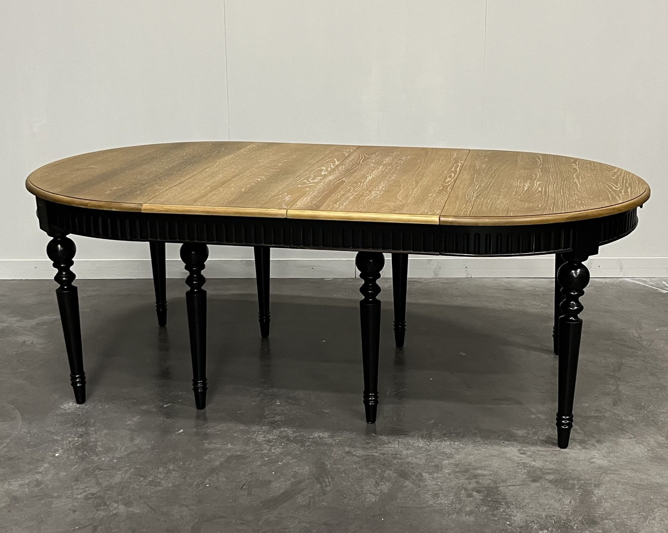 Elegant extendable oak table and black legs, 6/16 covers