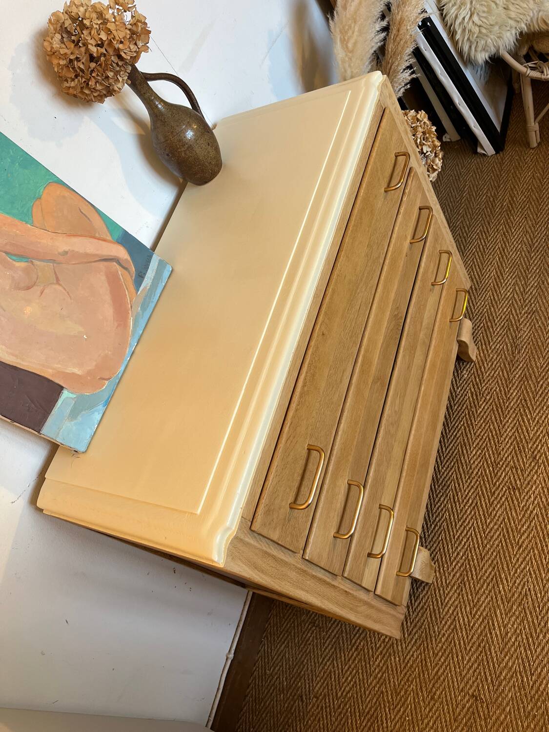 Vintage chest of drawers in wood and golden brass handles