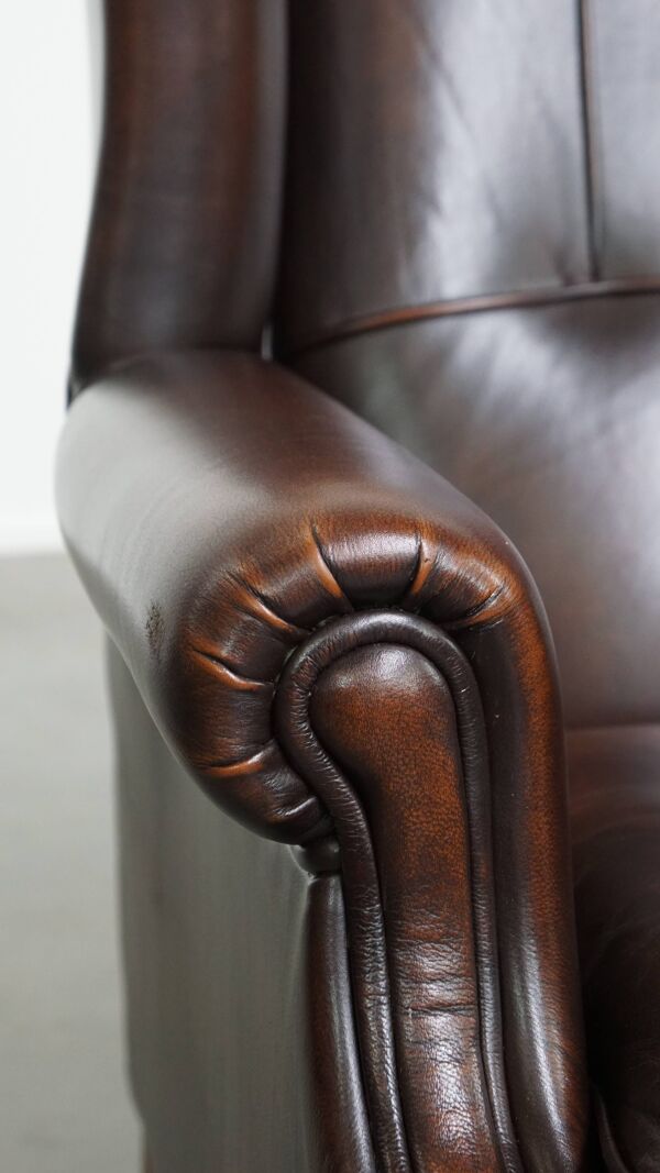 Très beau fauteuil à oreilles en cuir de vachette de style anglais