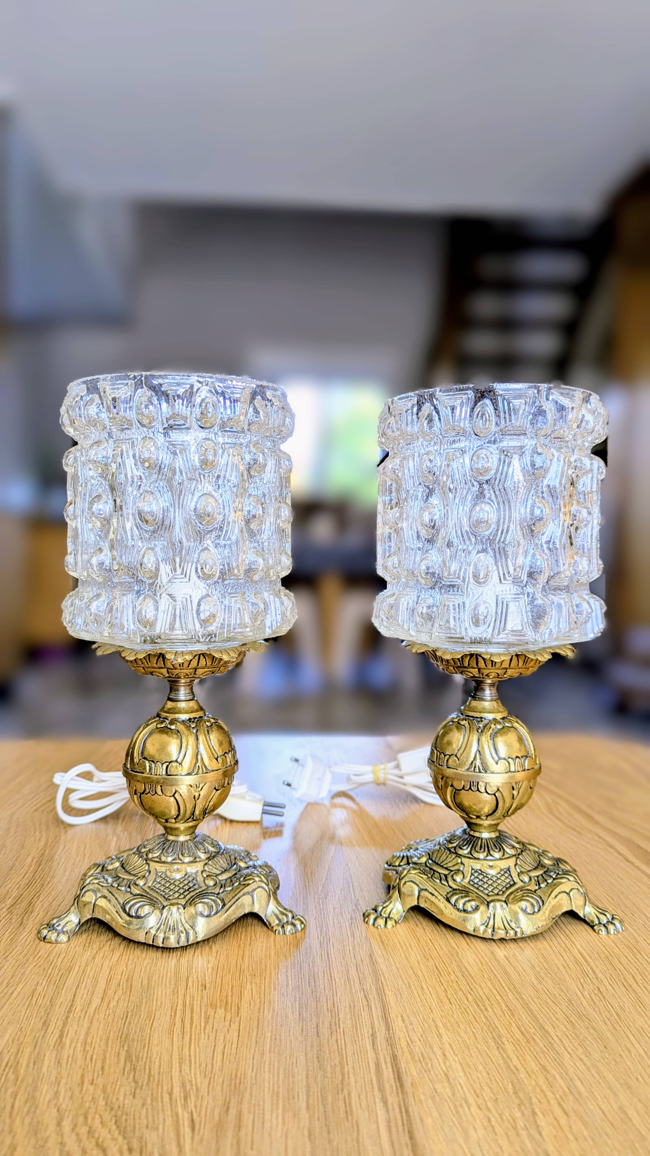Pair of table lamps with globes (L-0182)