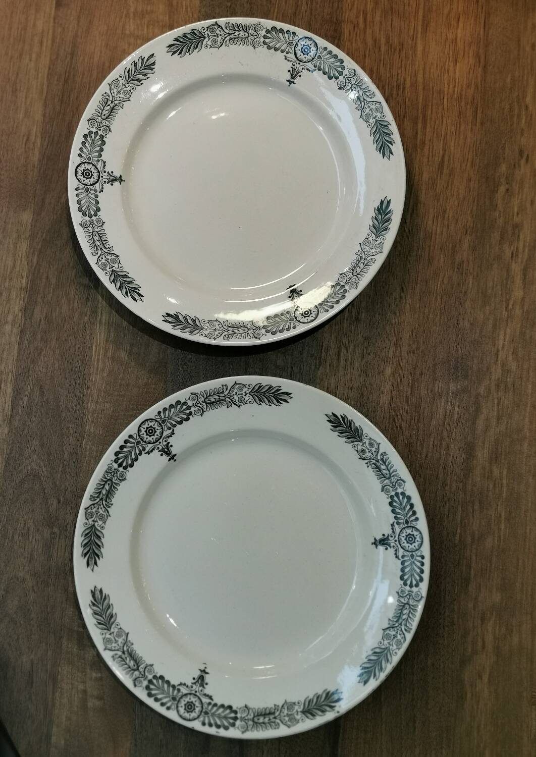 6 Longchamp "Yvonne" flat plates