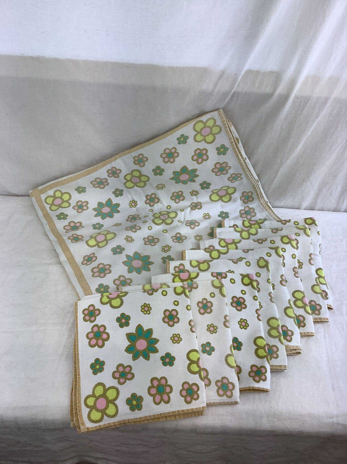 Vintage rectangular tablecloth & 8 towels