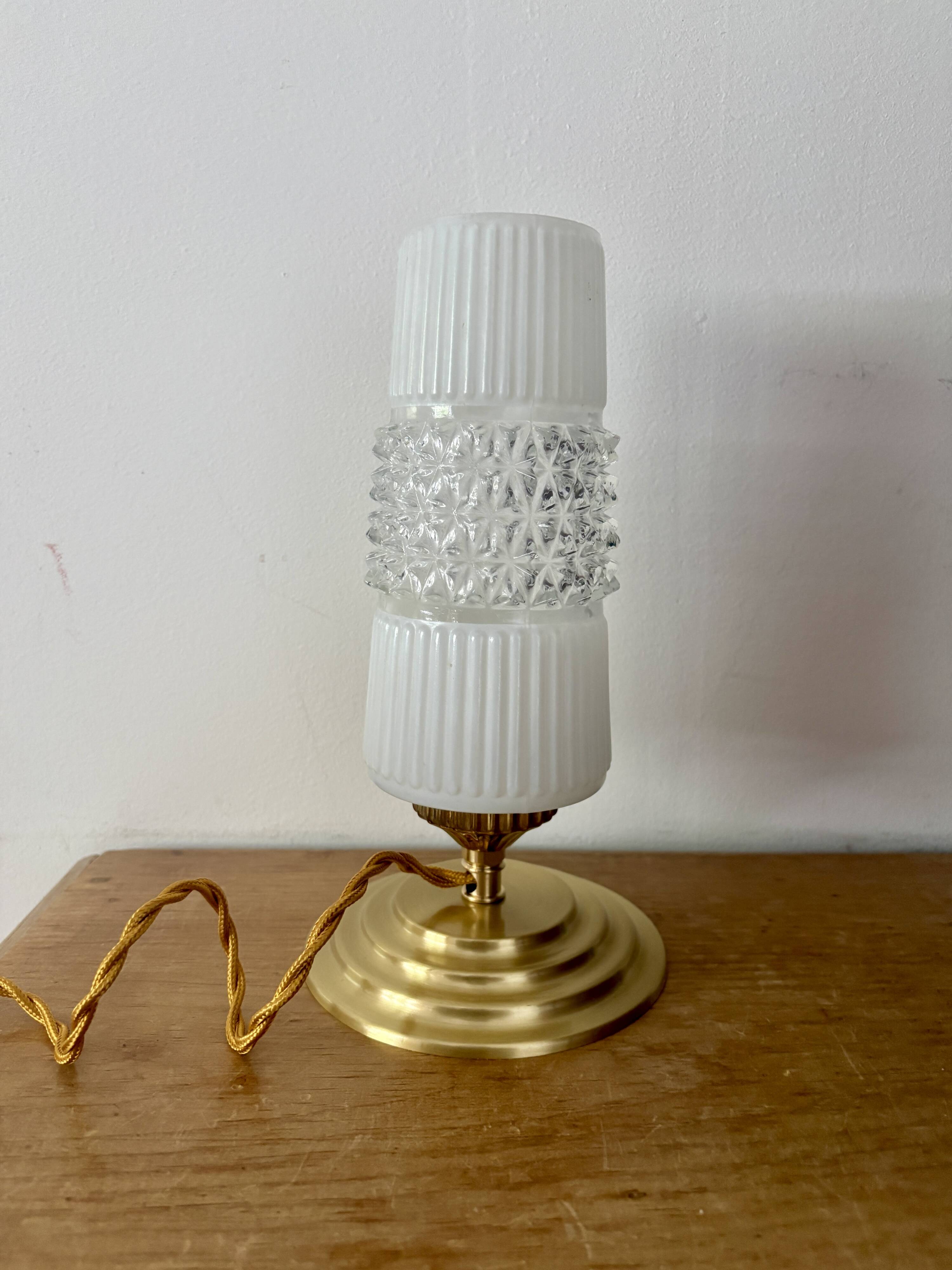 Vintage globe table lamp in glass and white opal.