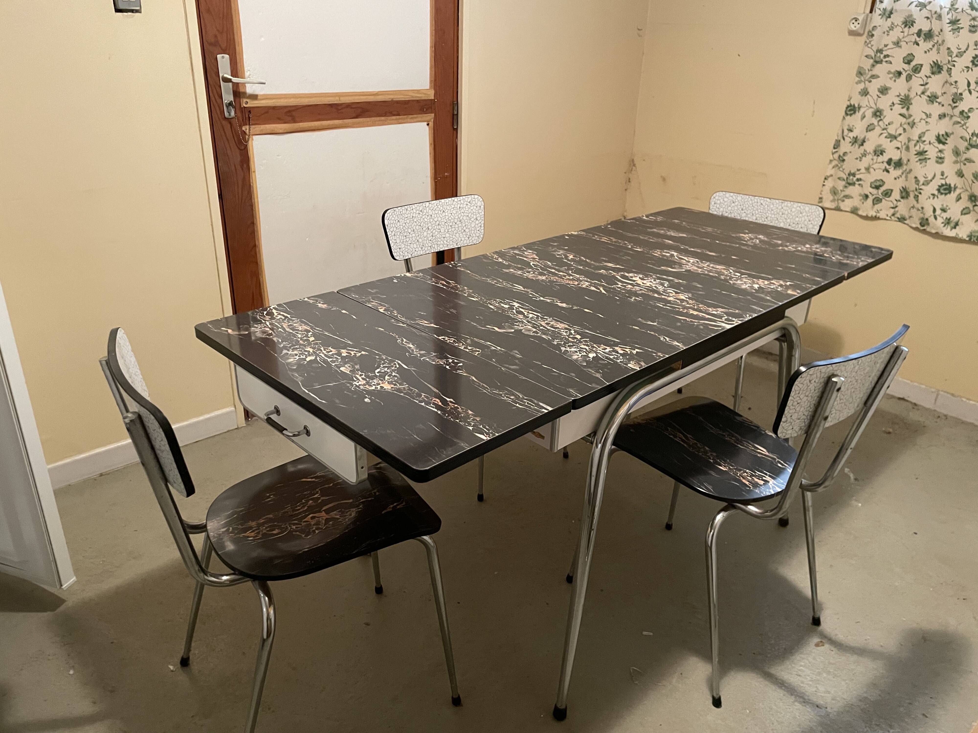 Table and 4 chairs in Formica.