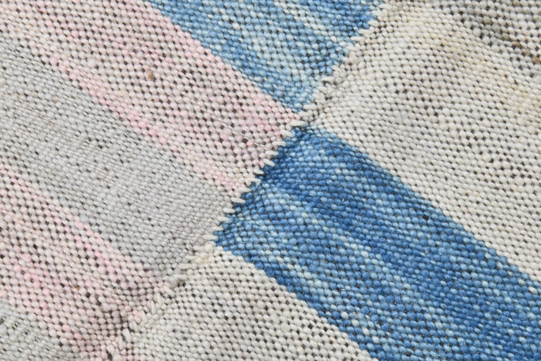 Grand kilim vintage scandinave à rayures pastel bleu et rose