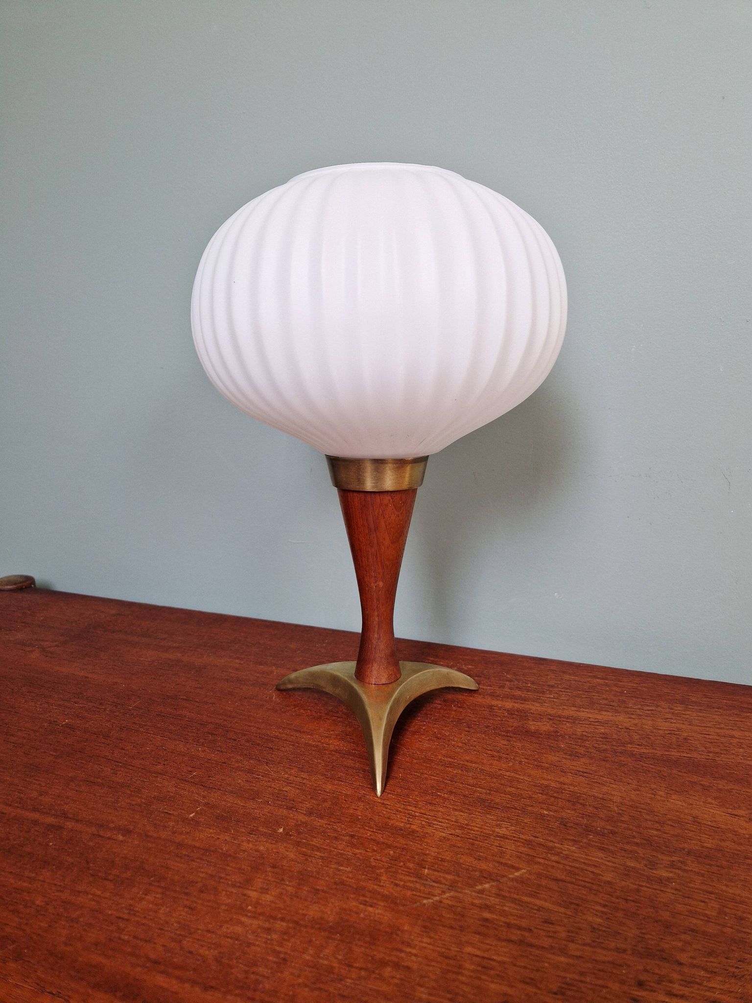 Scandinavian table lamp in teak and frosted white glass, 1960.