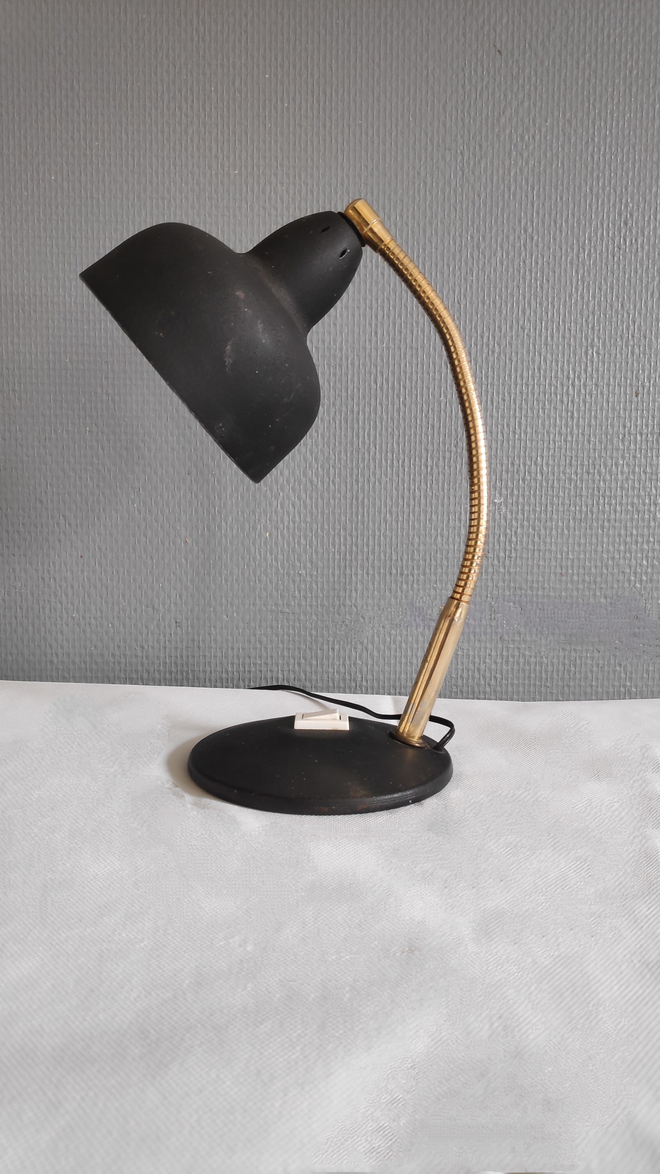 Black and gold casserole desk lamp