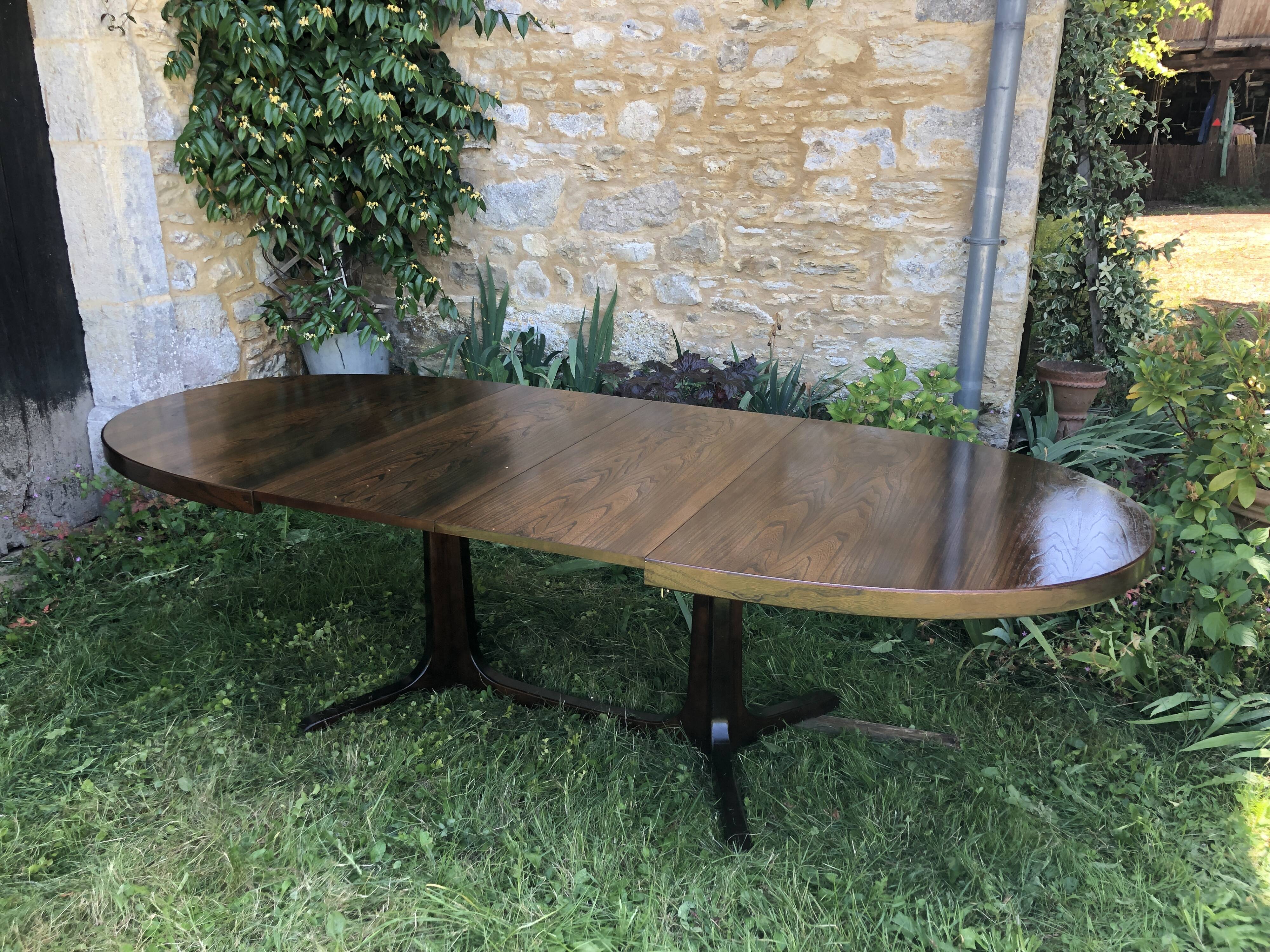 Baumann oval table with extensions