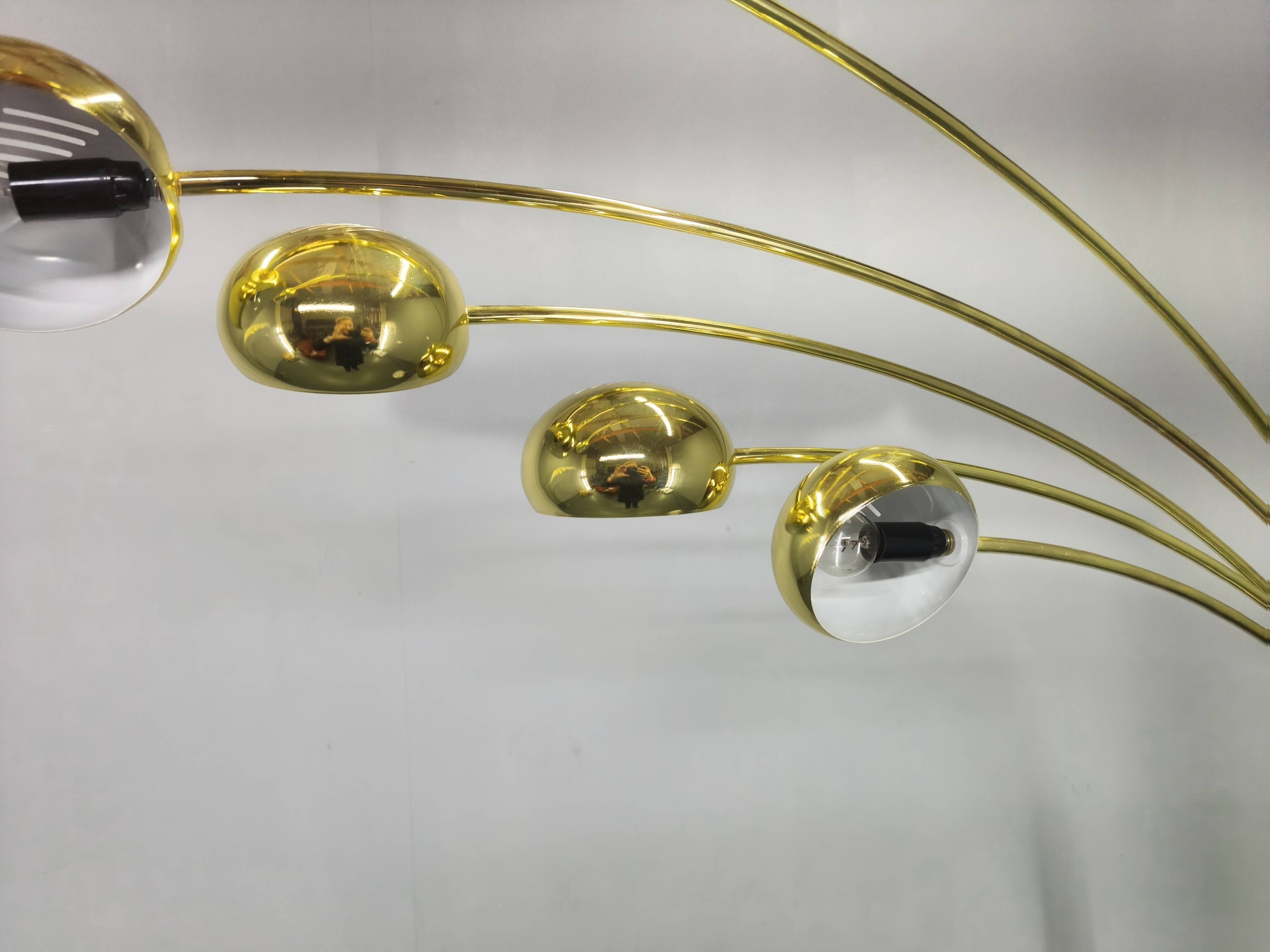 Lampe de sol Arc Danoise par Bilka en laiton et marbre, années 1970