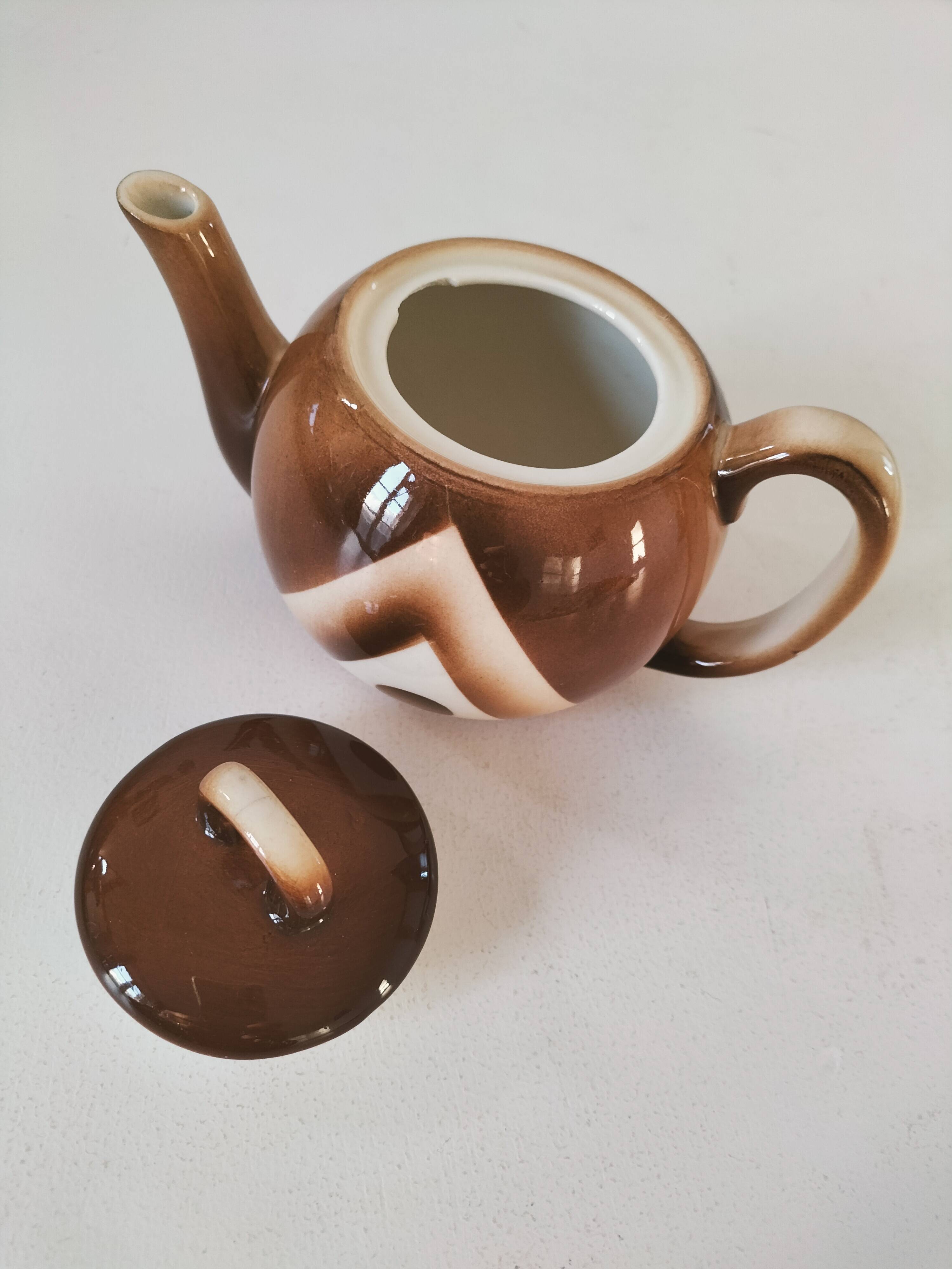 Small graphic selfish teapot in gradient brown – 70s