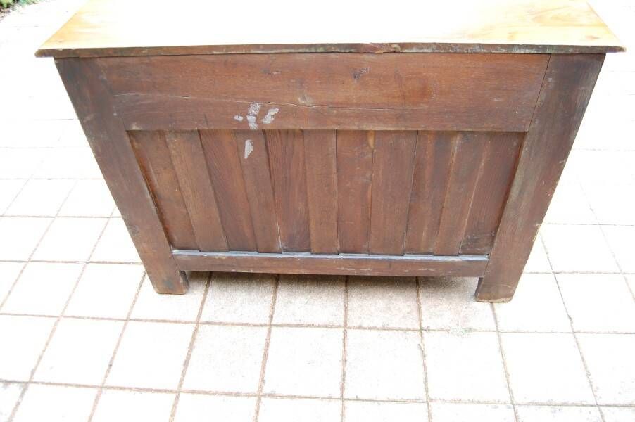 18th-century Louis XV period Parisian commode in walnut.