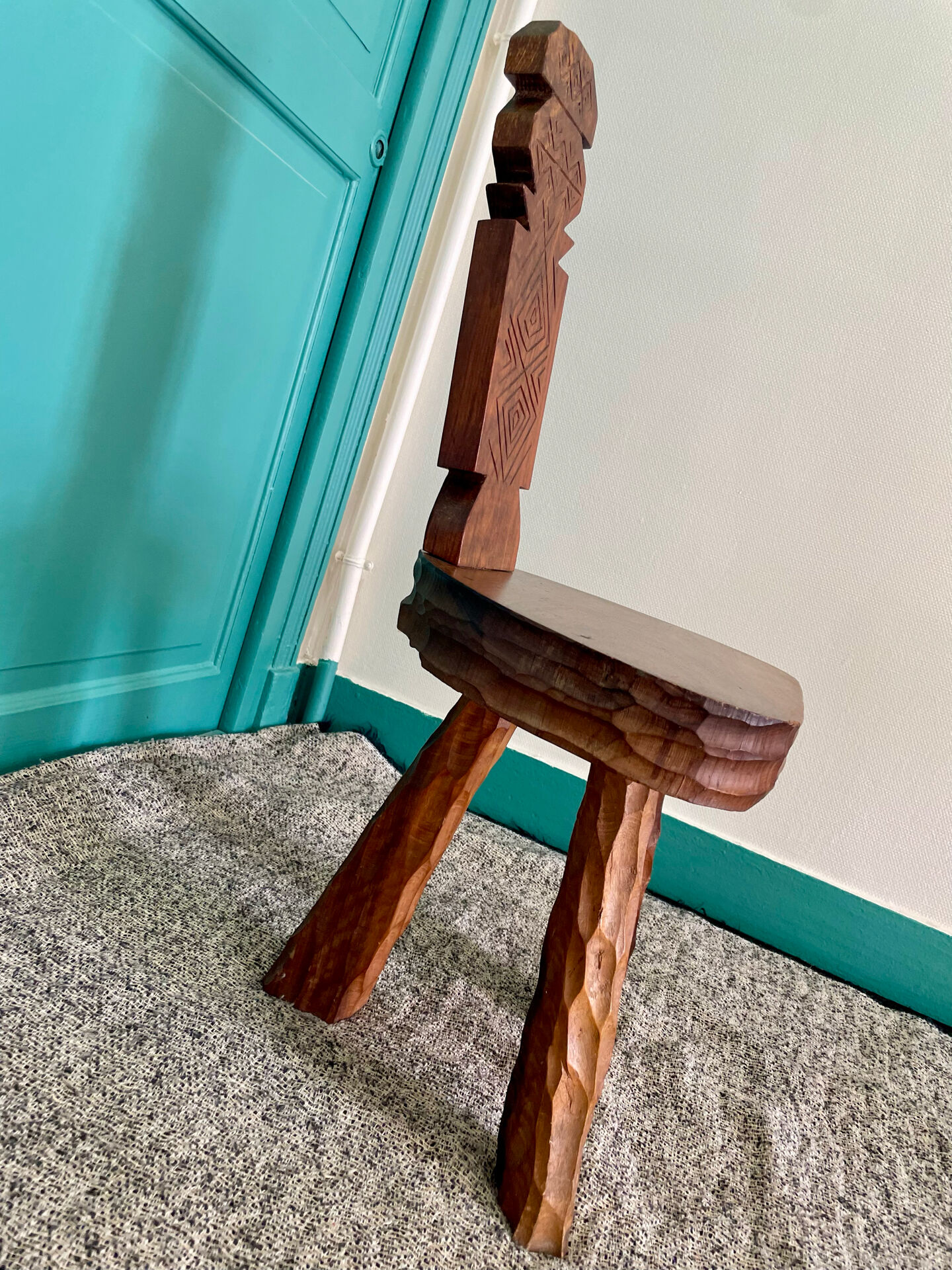 Very beautiful brutalist tripod chair.