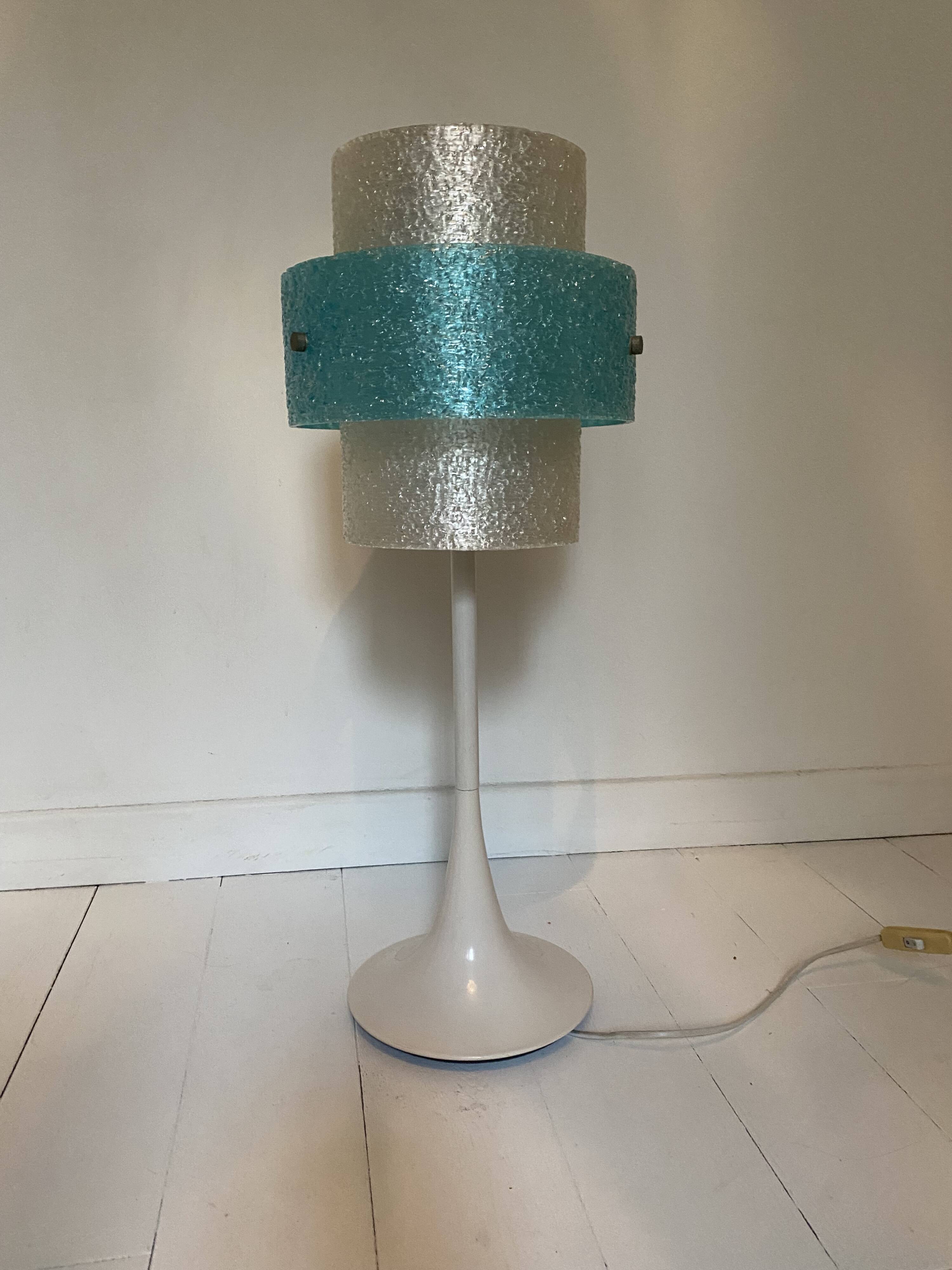lampe vintage à pied tulipe en aluminium laqué blanc et abat jour en perspex. Marque Aluminor