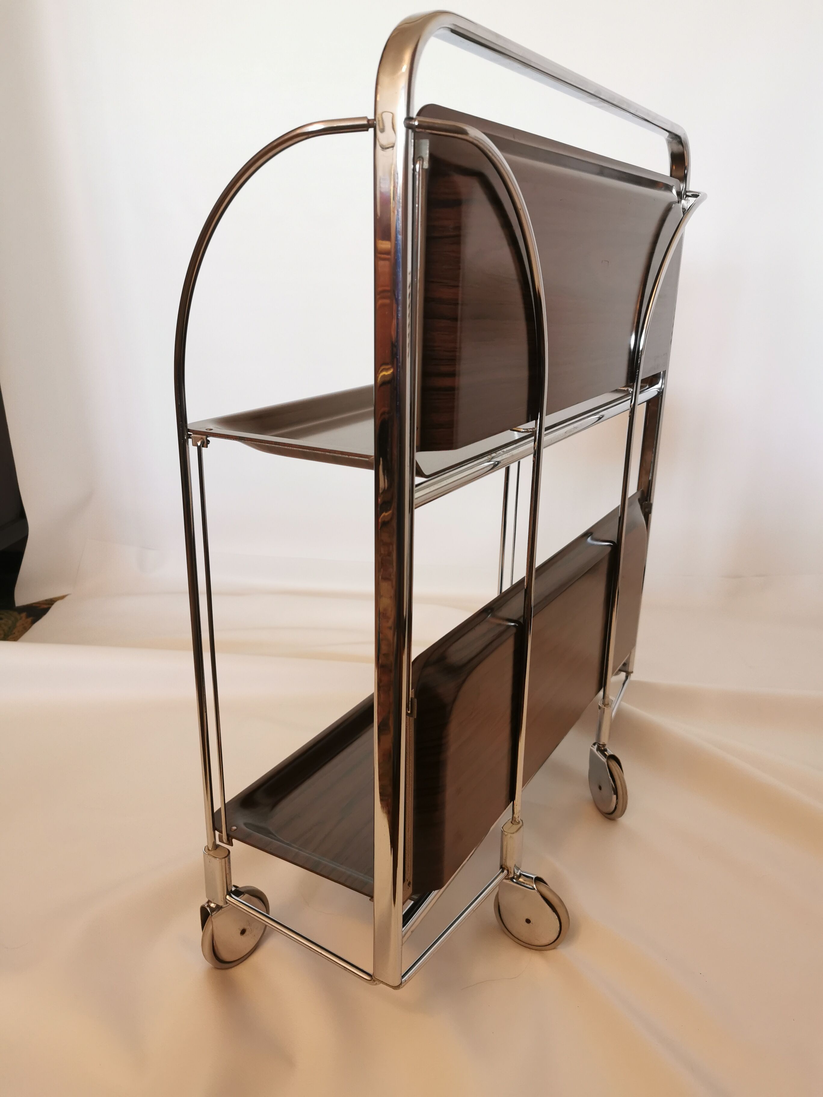 Rolling dessert, trolley says 'dinett'