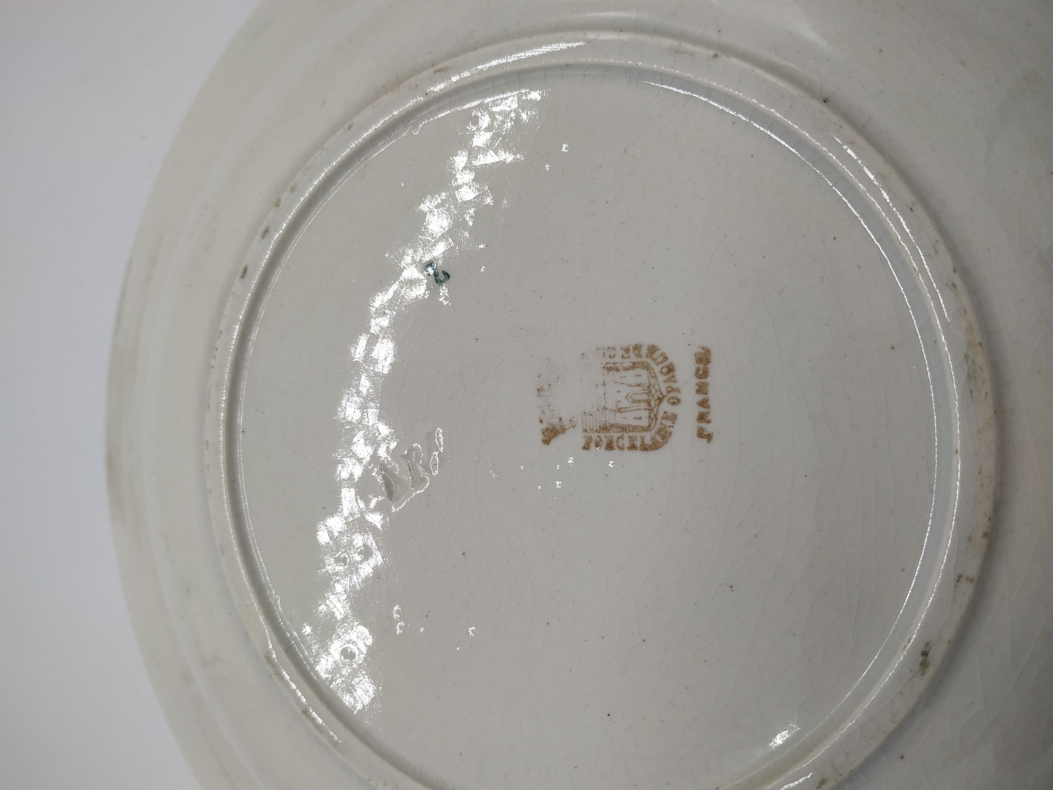 Plat creux aux Marguerites en porcelaine opaque de Gien